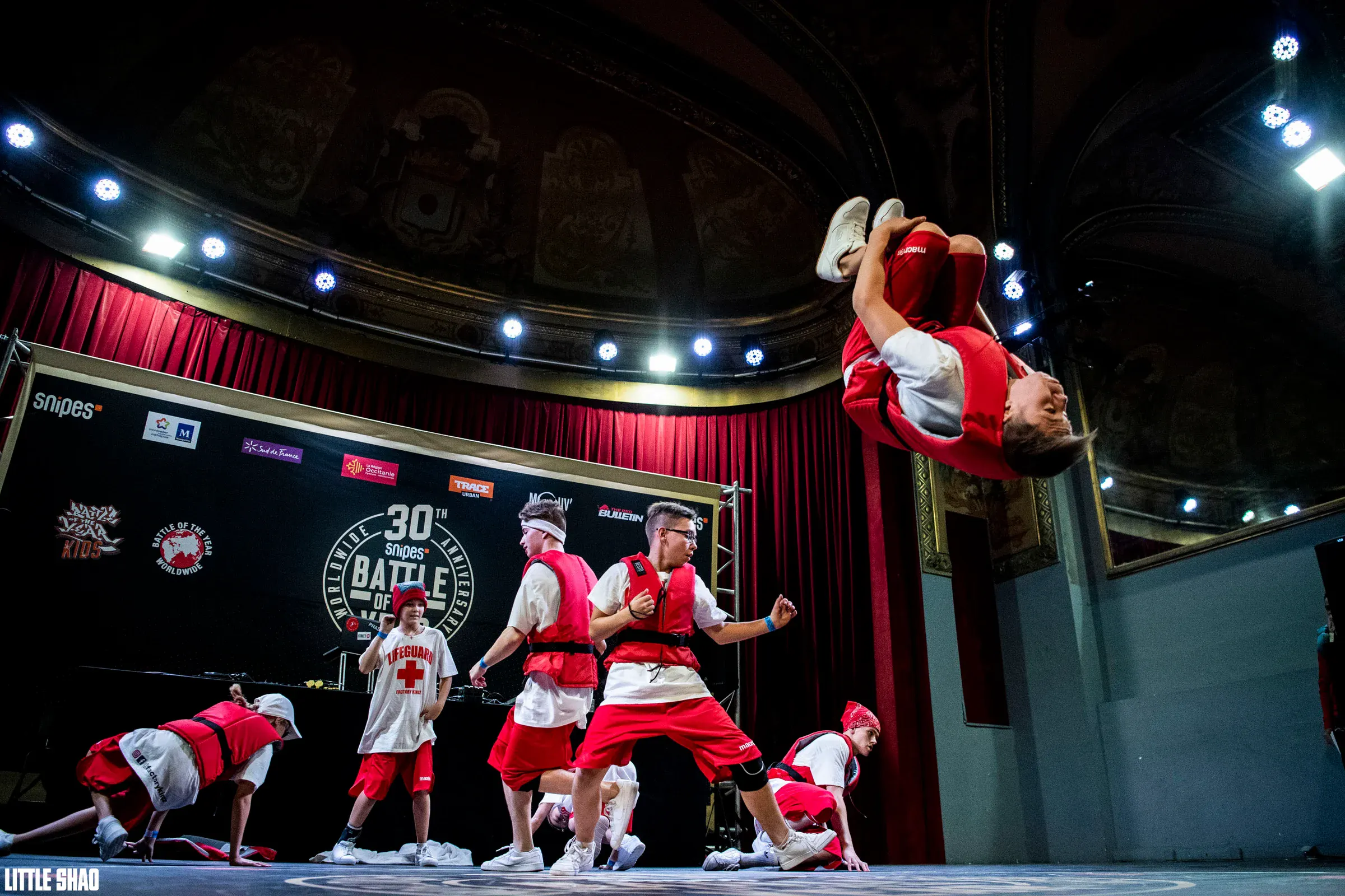 Backflip en l'air avec crew, iconique théâtre