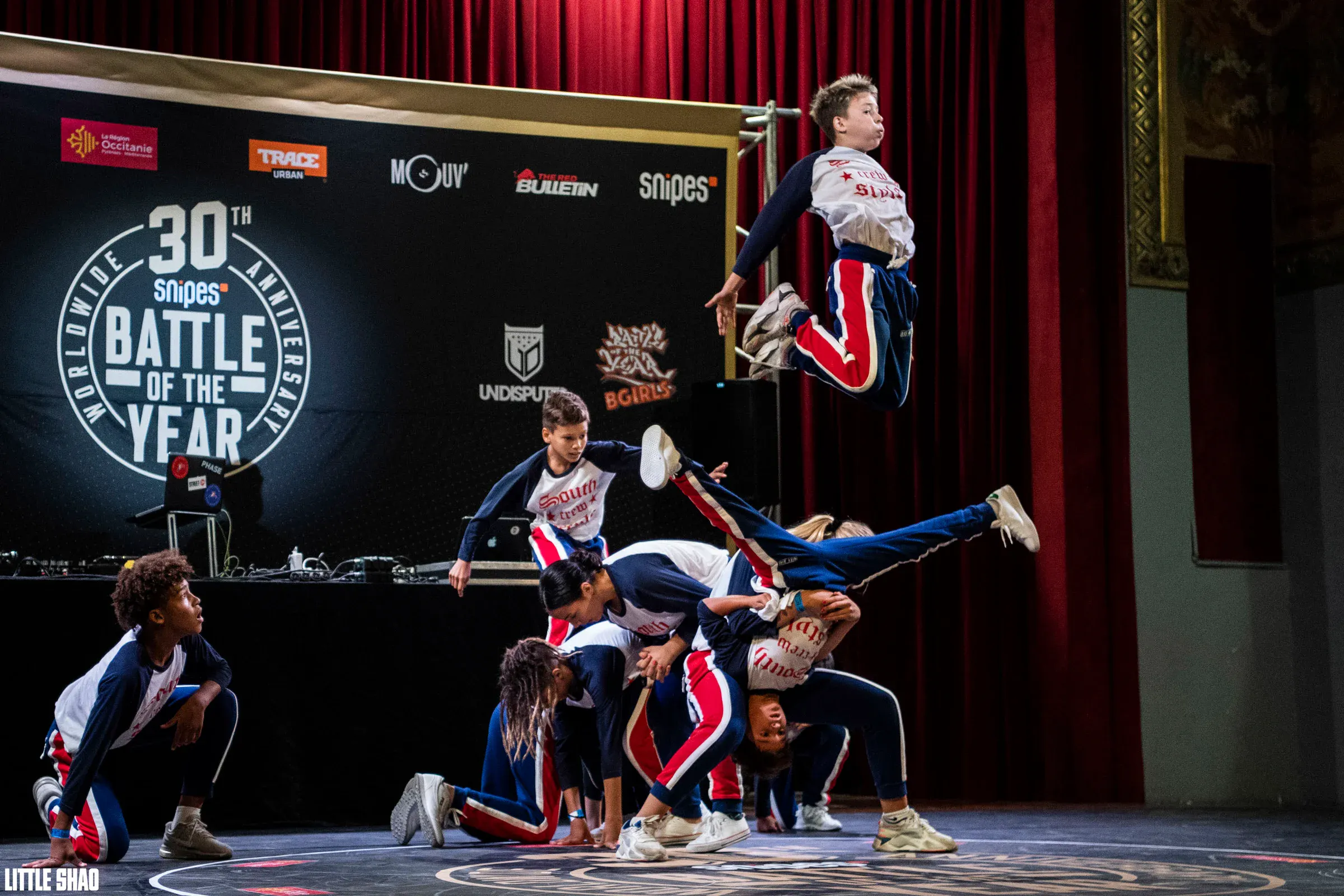 Saut + pile humaine, composition multi-niveaux