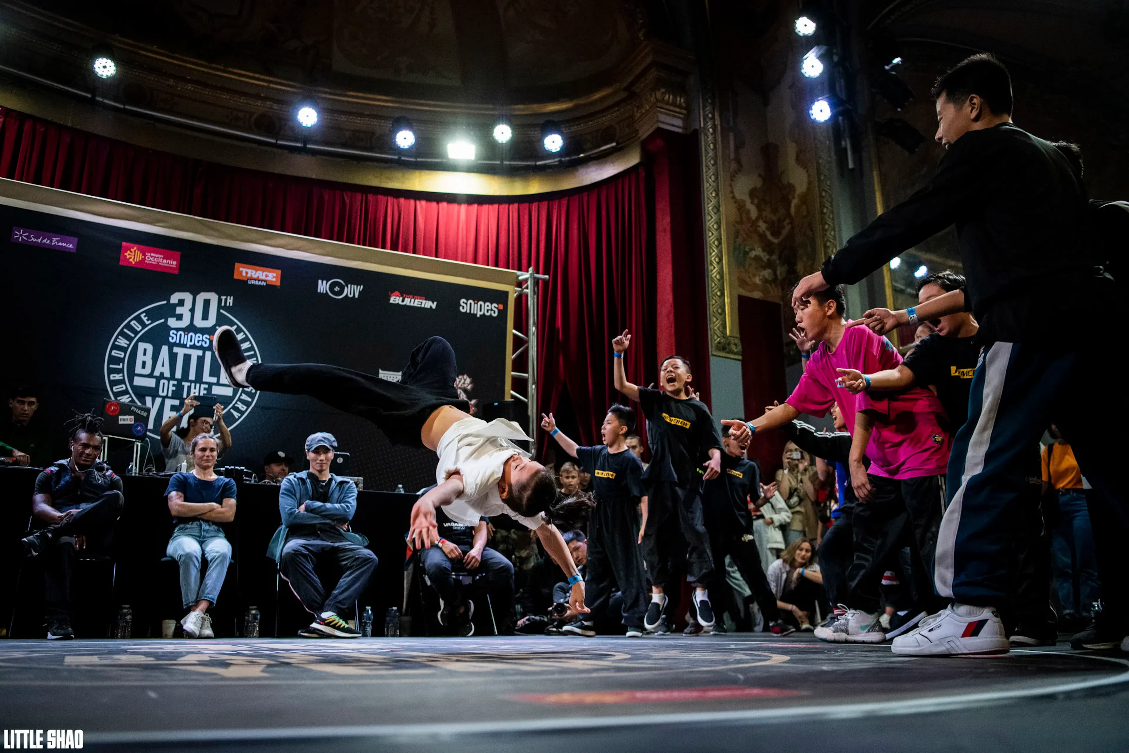 Air flare étendu jambes droites, crew réagit