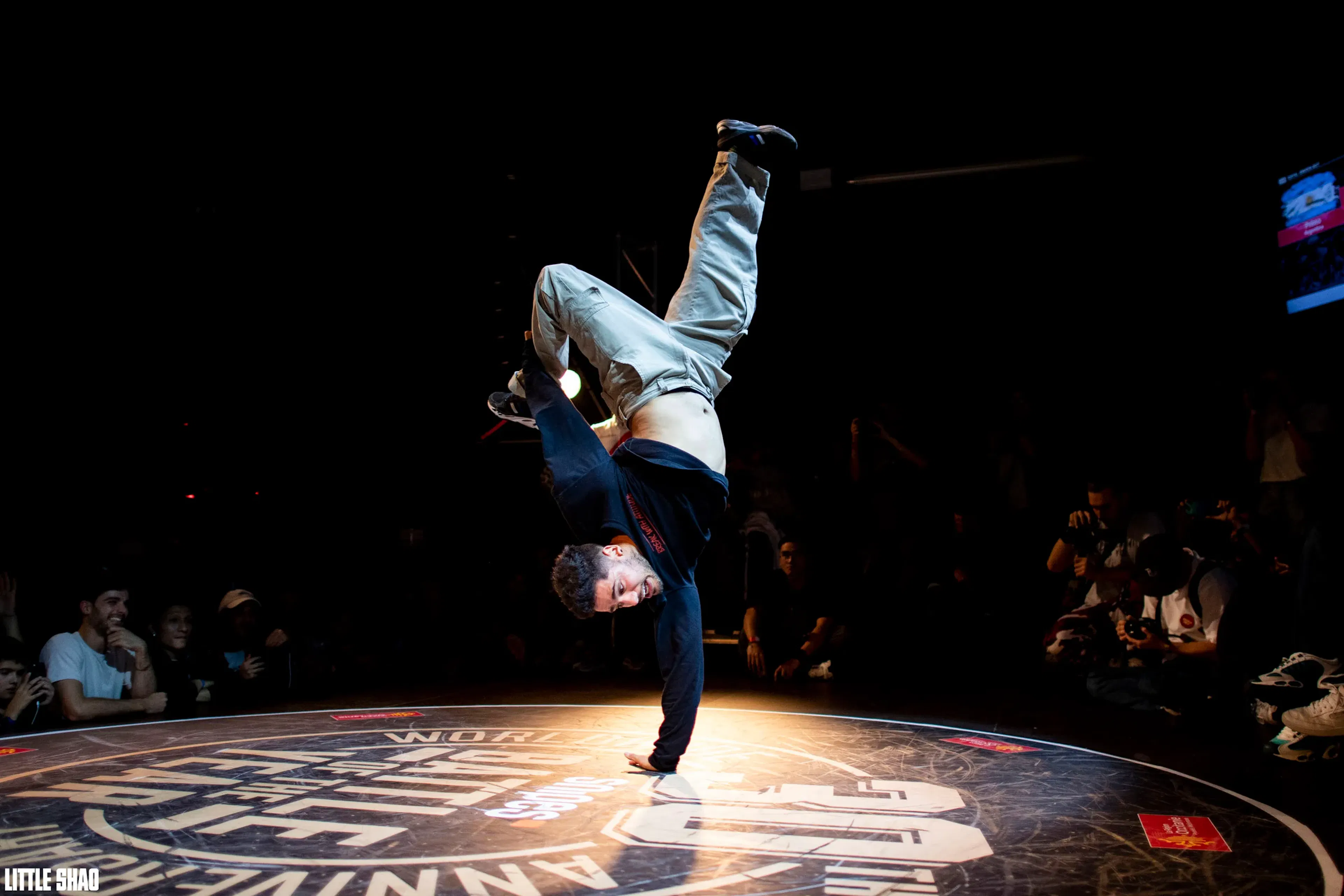 One-hand freeze pleine extension, lumière cinéma