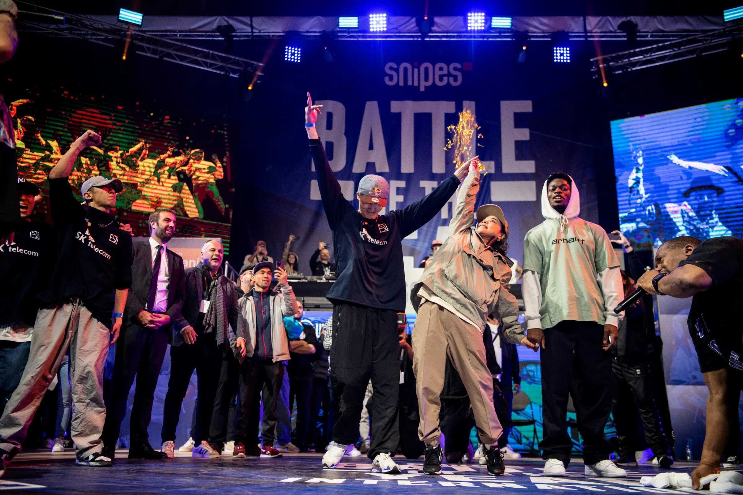 Trophée brandi sur scène, moment victoire