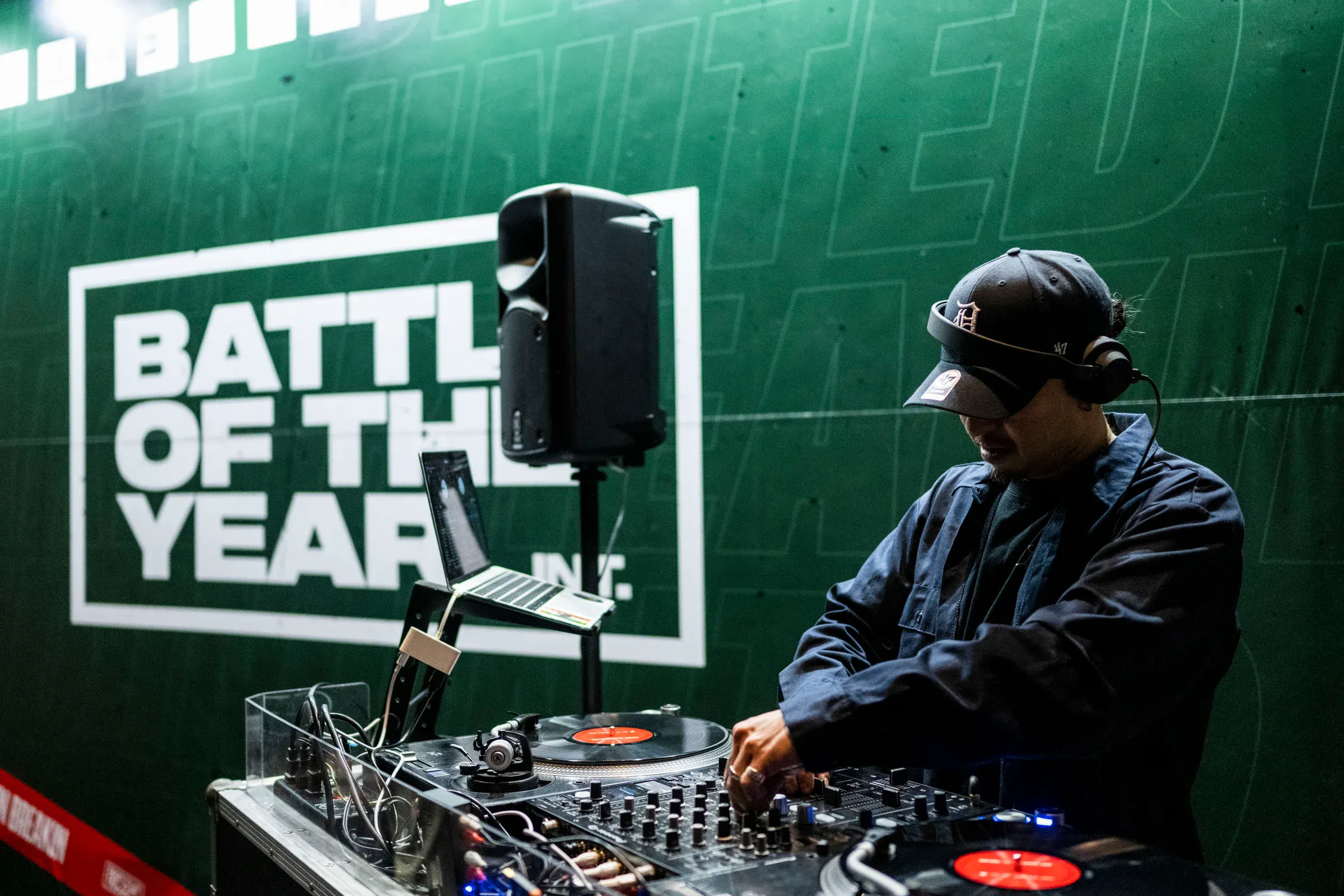 DJ devant logo BOTY, identité événement claire
