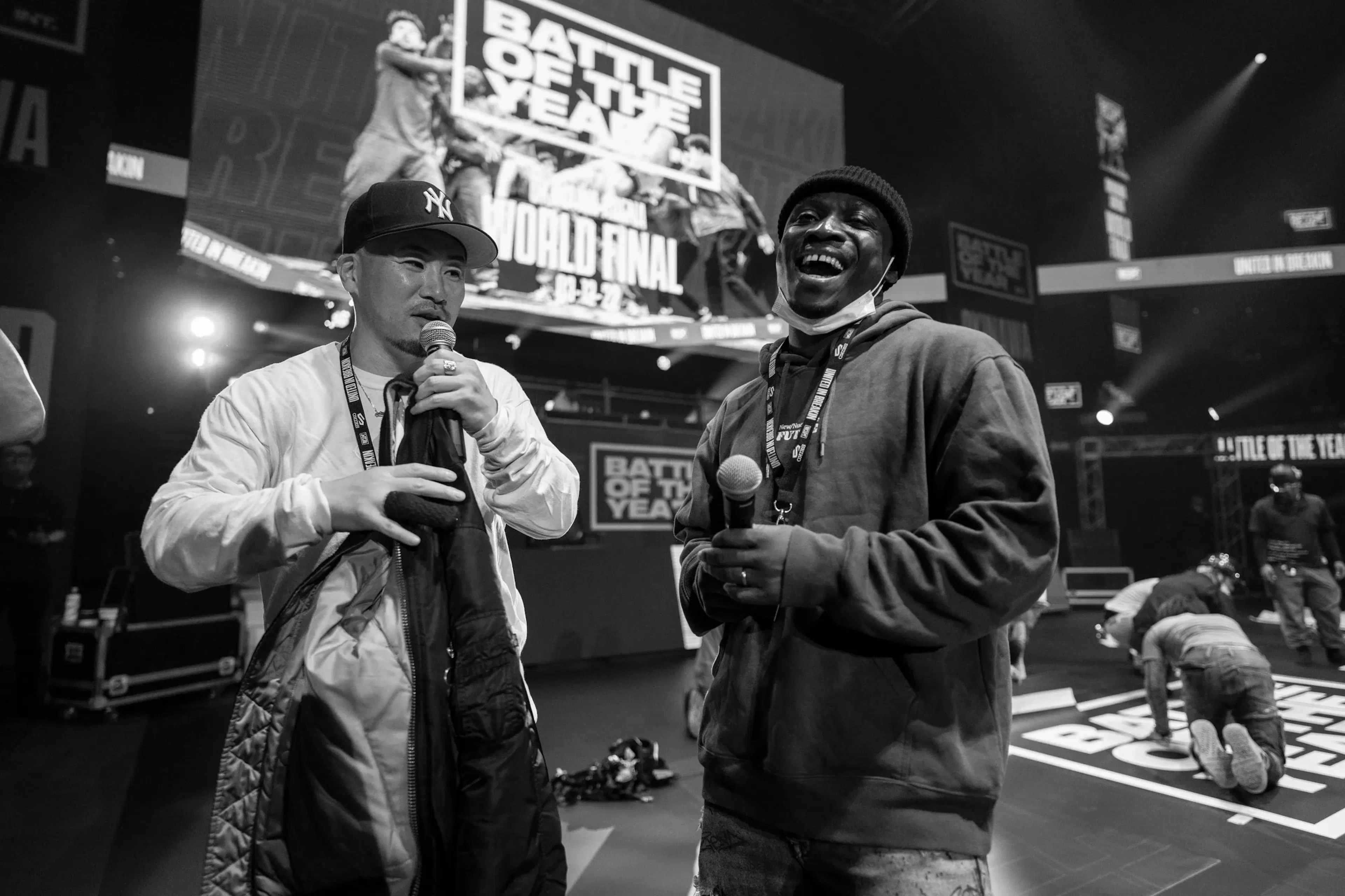 MCs micro avec écran World Final derrière, narratif fort N&B