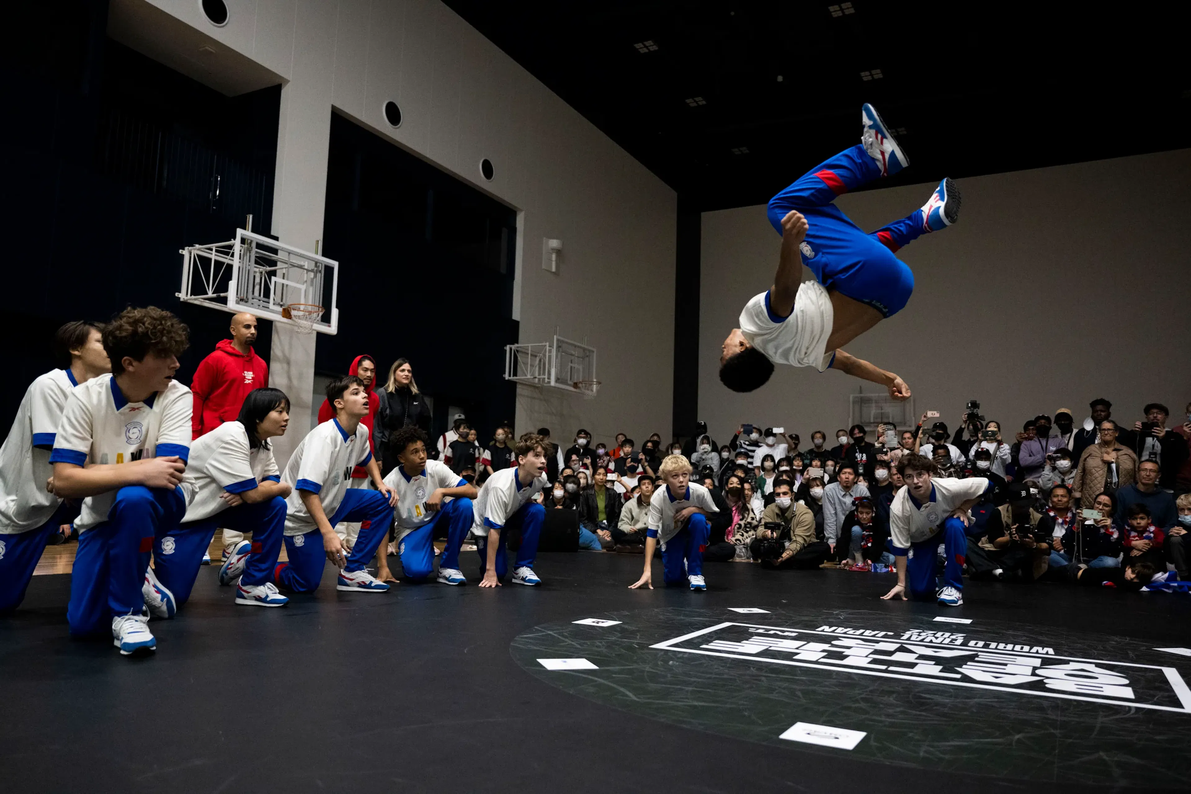 Flip aérien spectaculaire bleu, peak action top