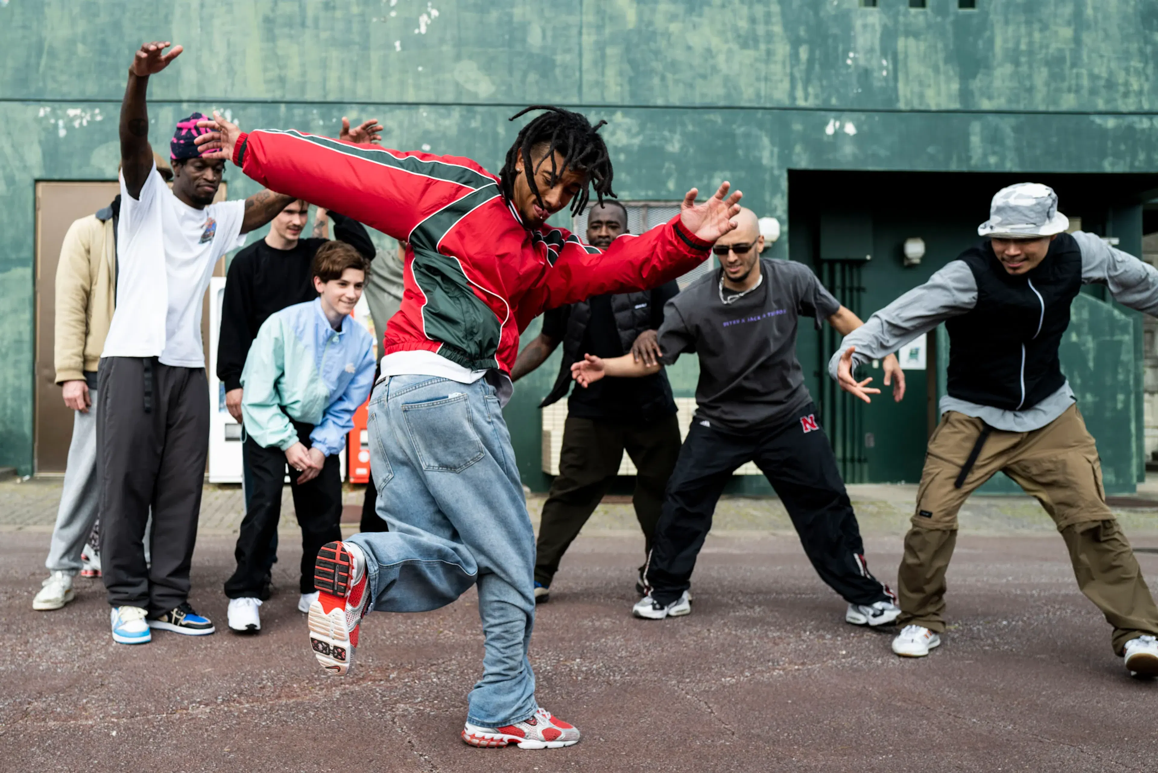 Couleur veste rouge, cypher dynamique, crew engagé, image hero