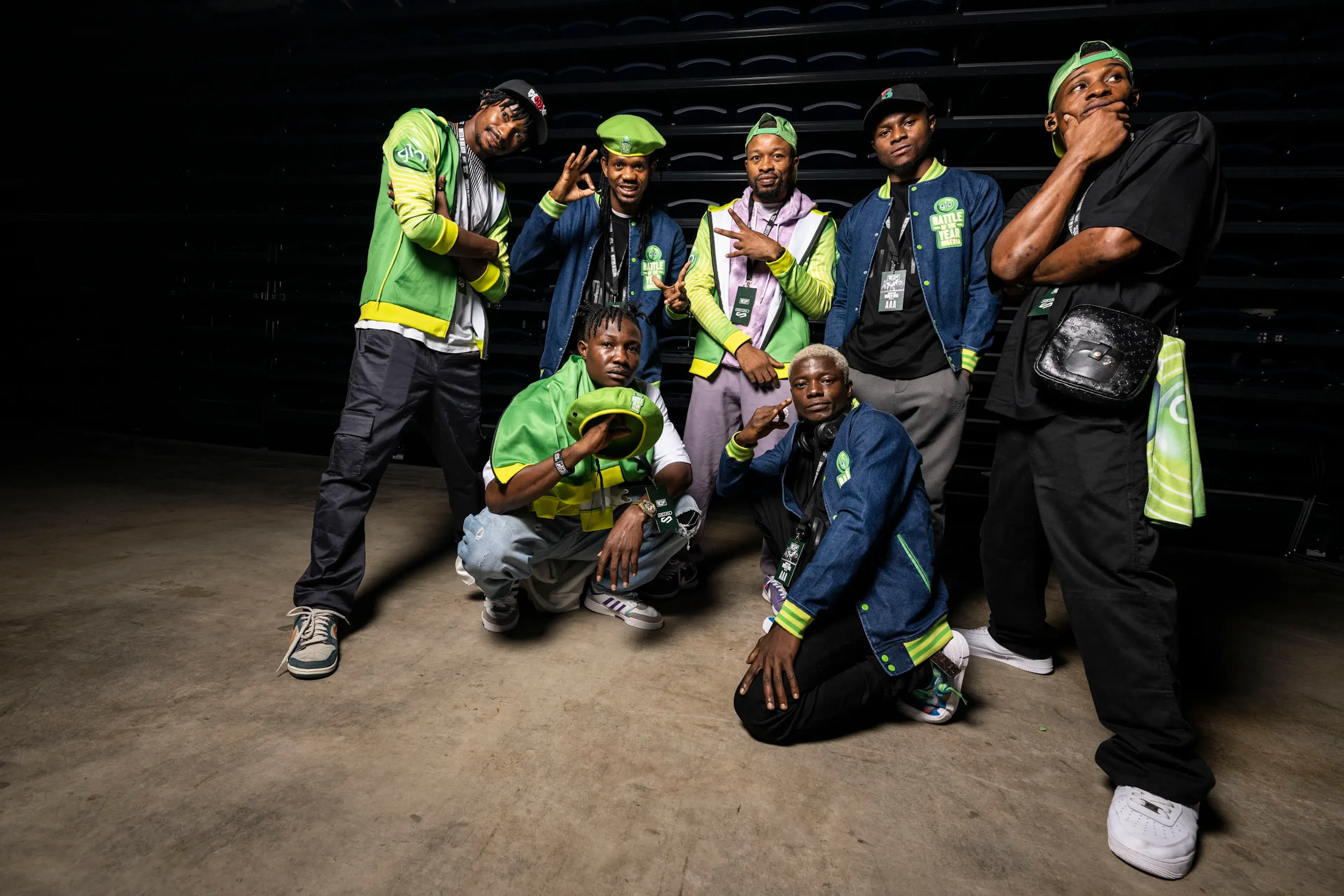 Crew portrait green/black, posing dynamique, lumière nette