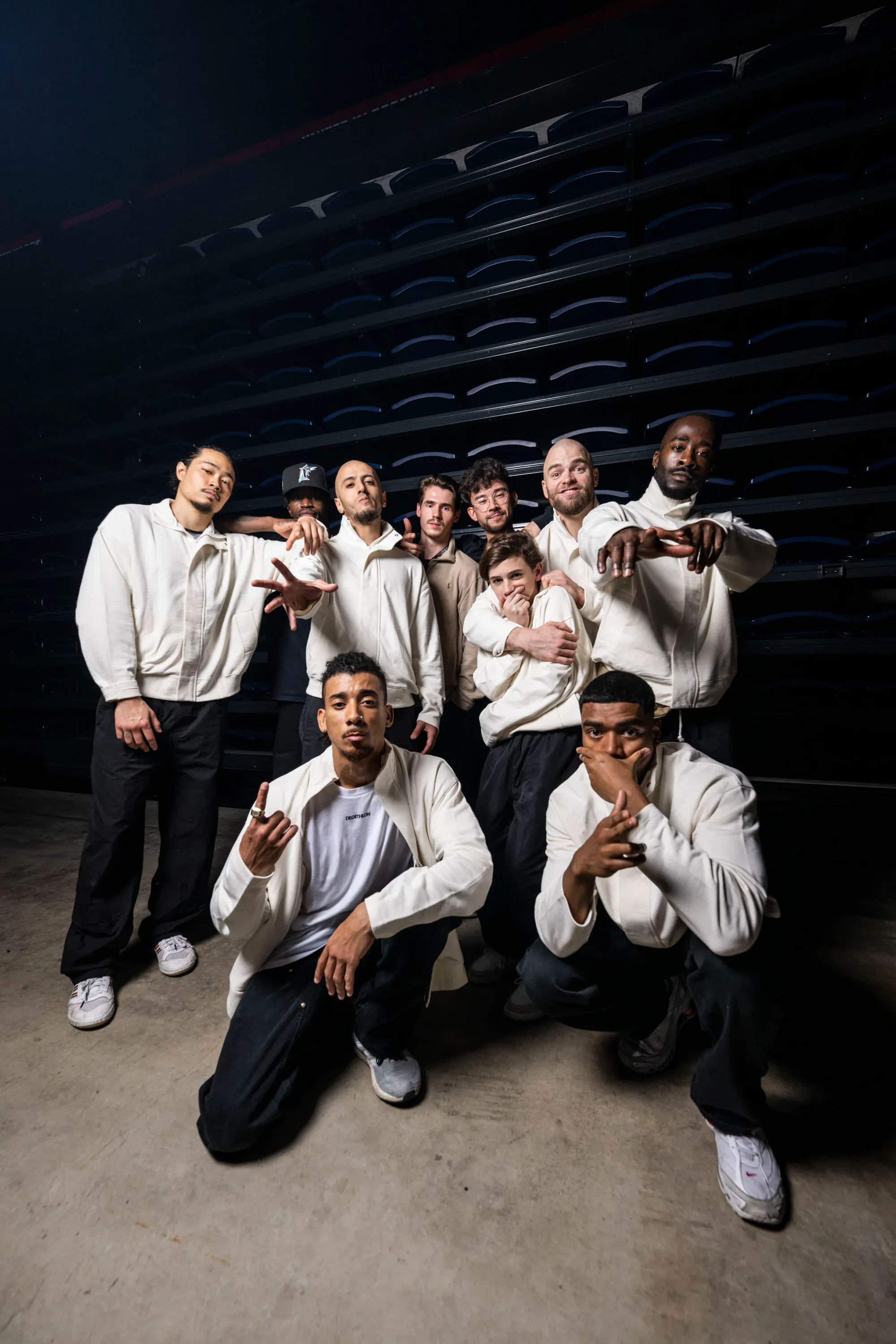 Crew tout blanc, contraste puissant sur fond noir