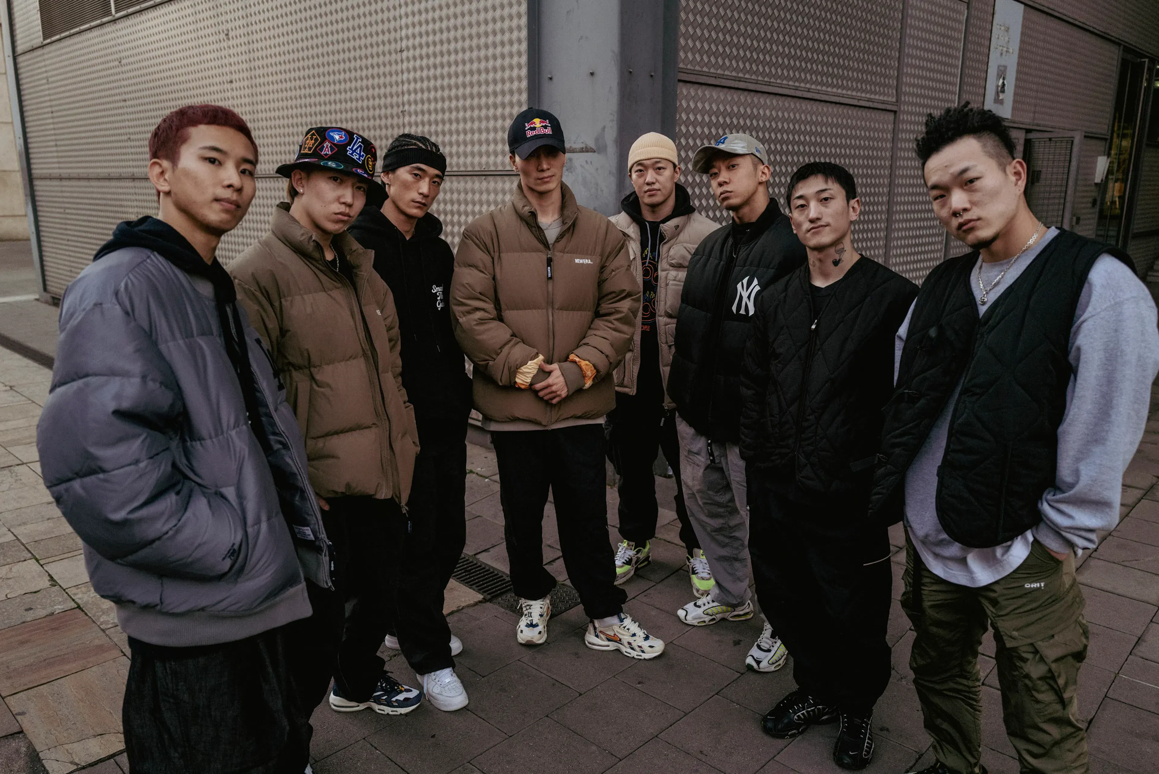 Jinjo Crew, légende coréenne, regard caméra frontal, identité street