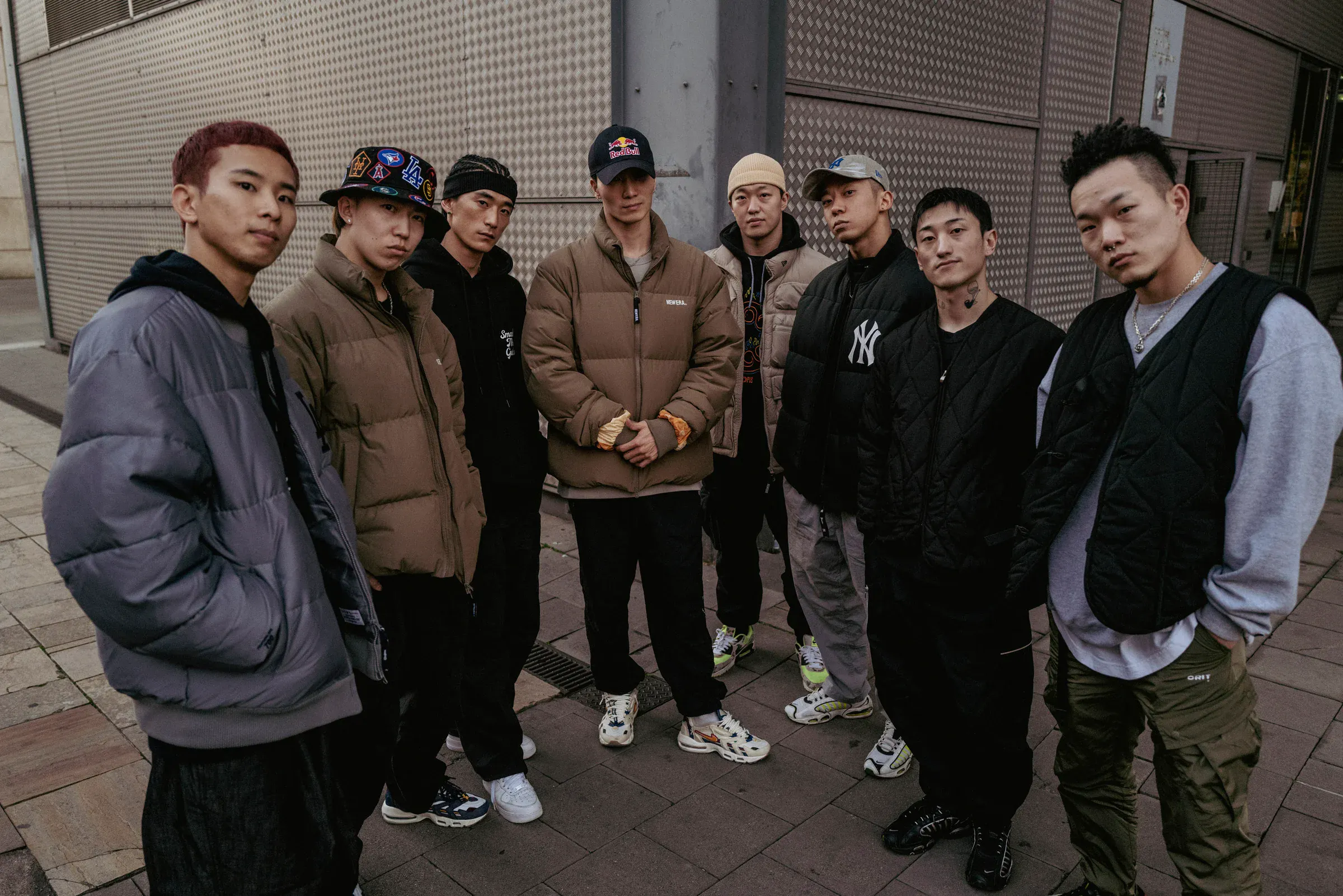 Jinjo Crew, légende coréenne, regard caméra frontal, identité street