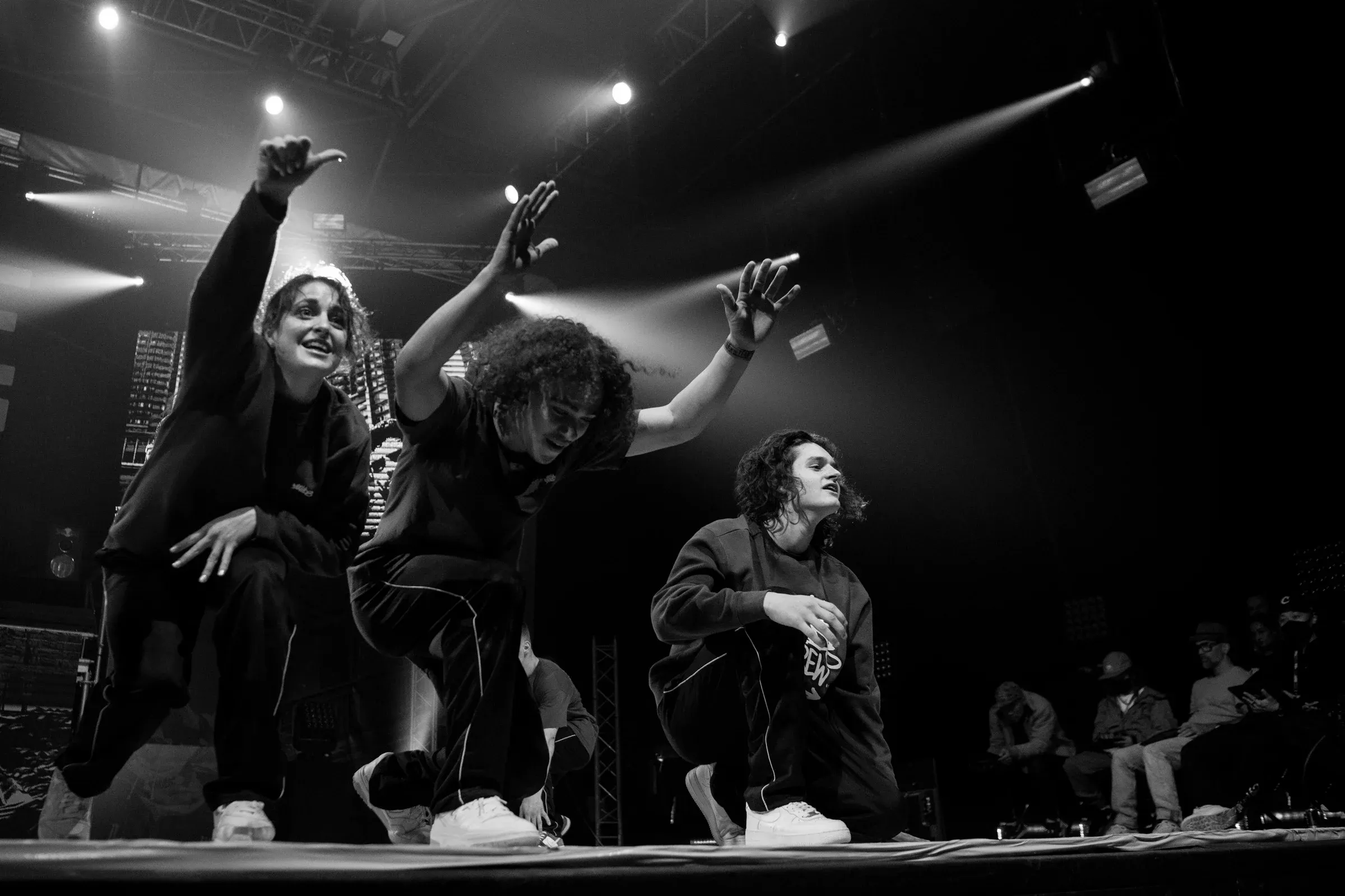 N&B trio b-girls et b-boy gestuelle expressive, très narratif