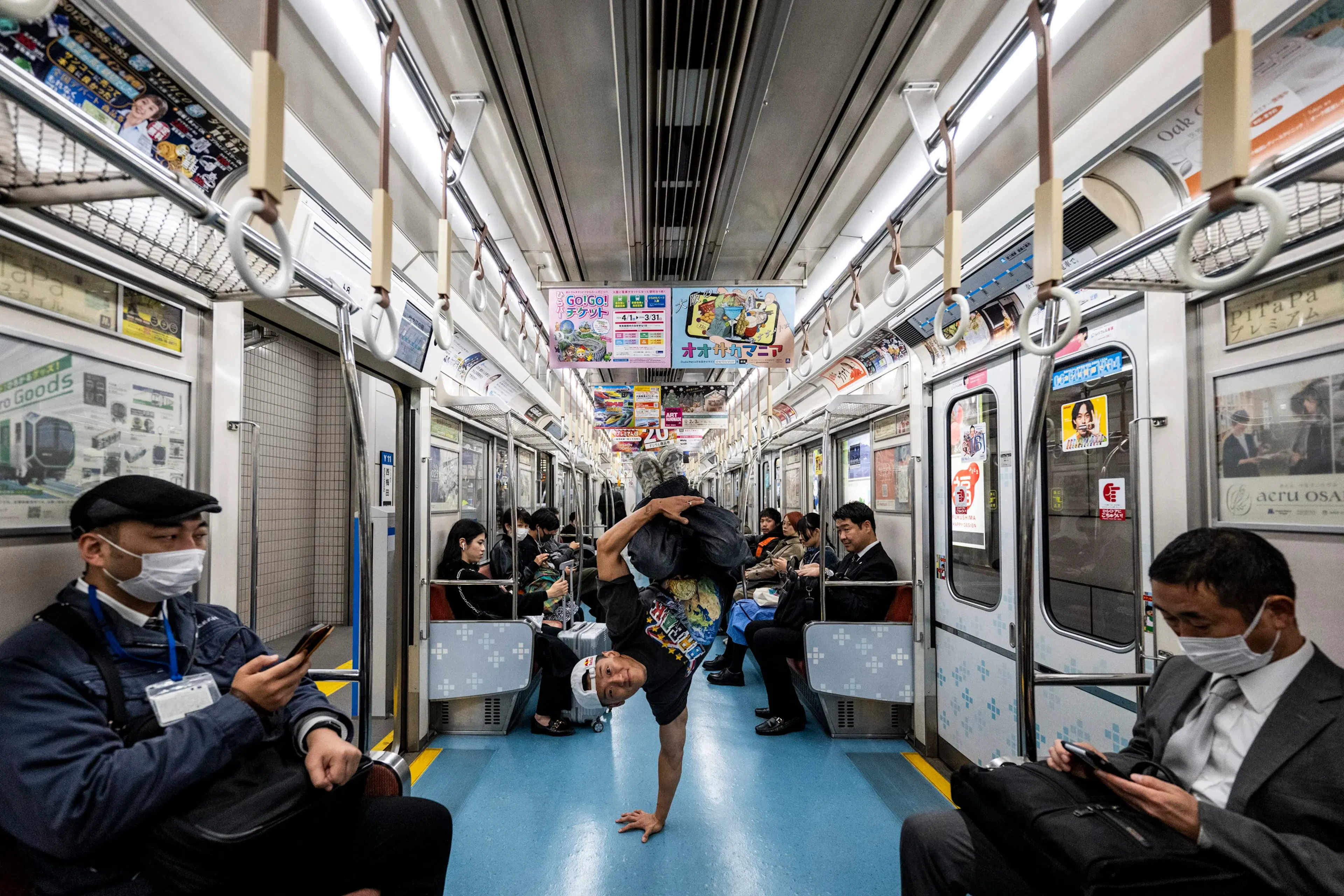 Freeze dans le métro Osaka, passagers masqués — scène culte