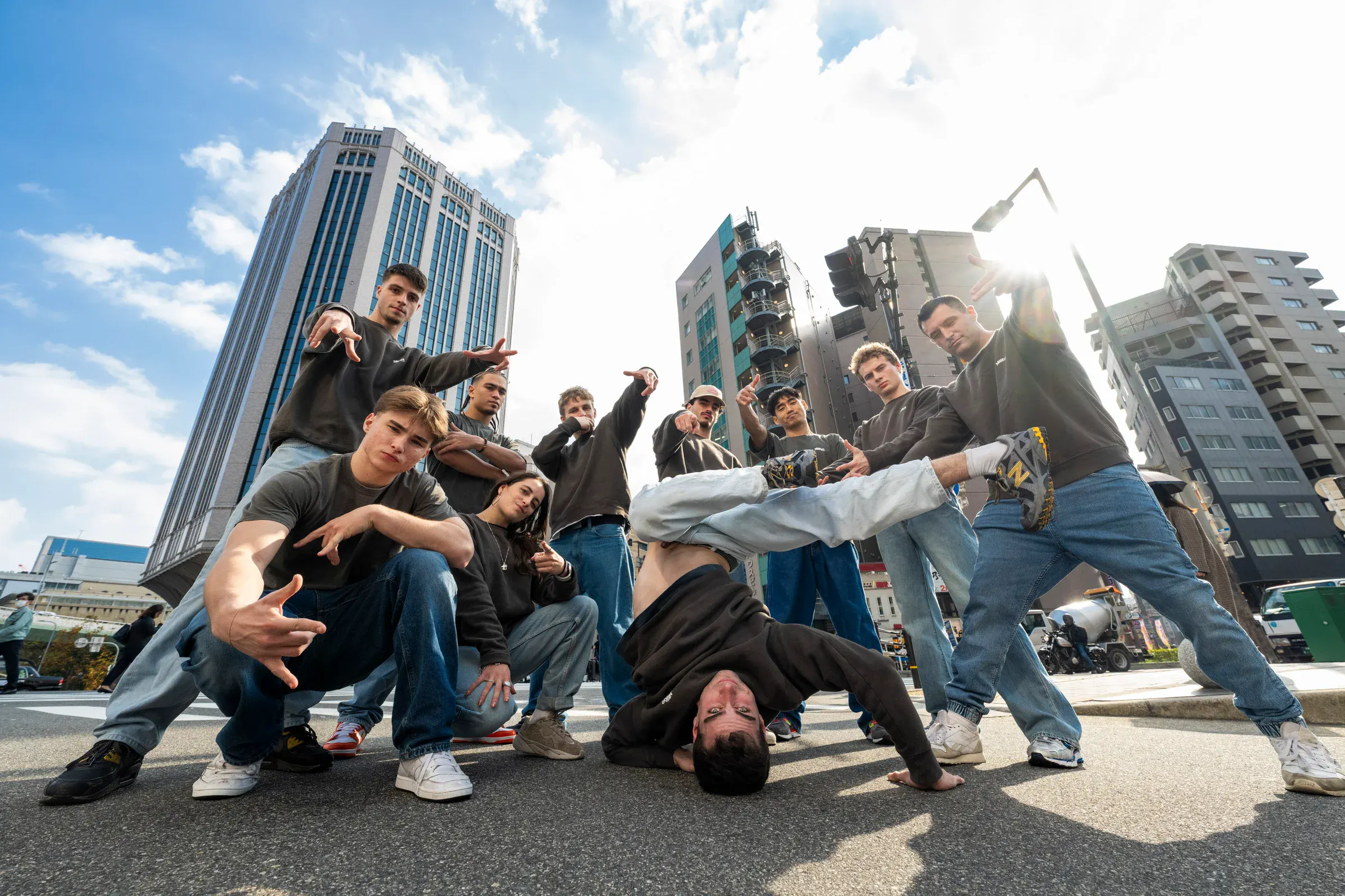 Crew européen, freeze central tête au sol, ciel dramatique