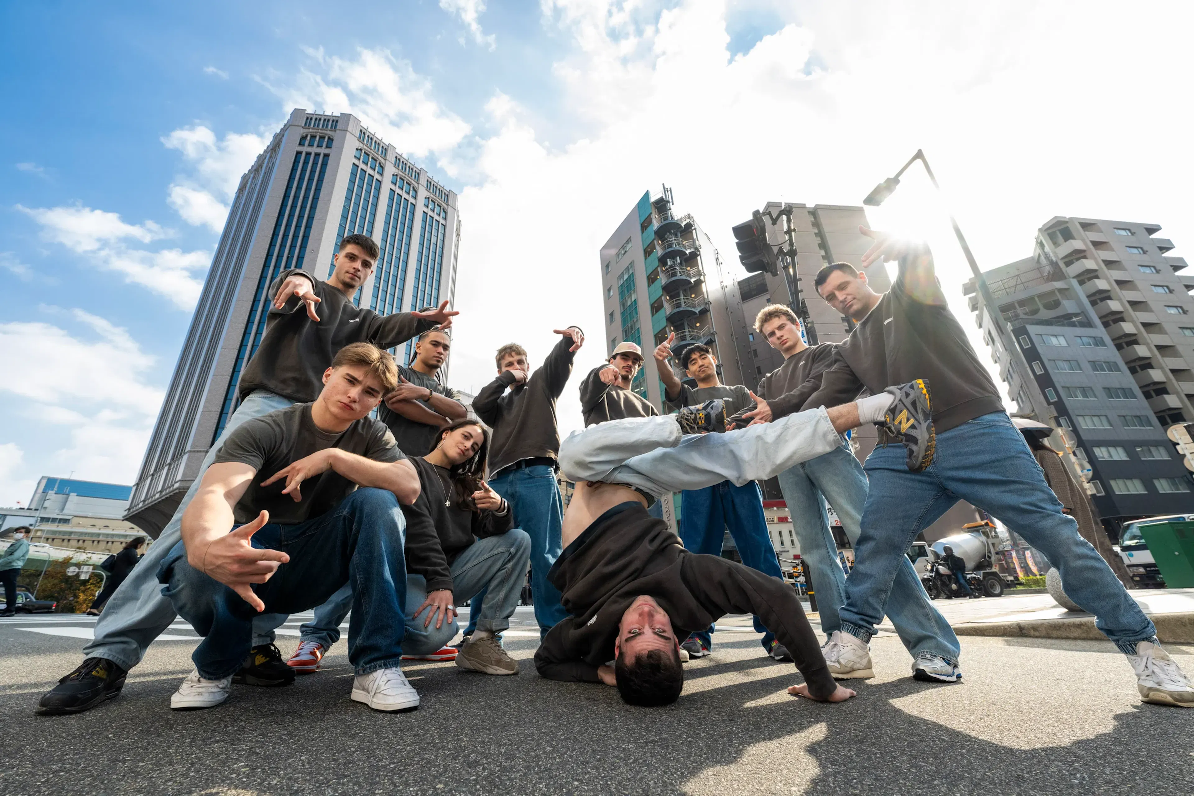 Crew européen, freeze central tête au sol, ciel dramatique