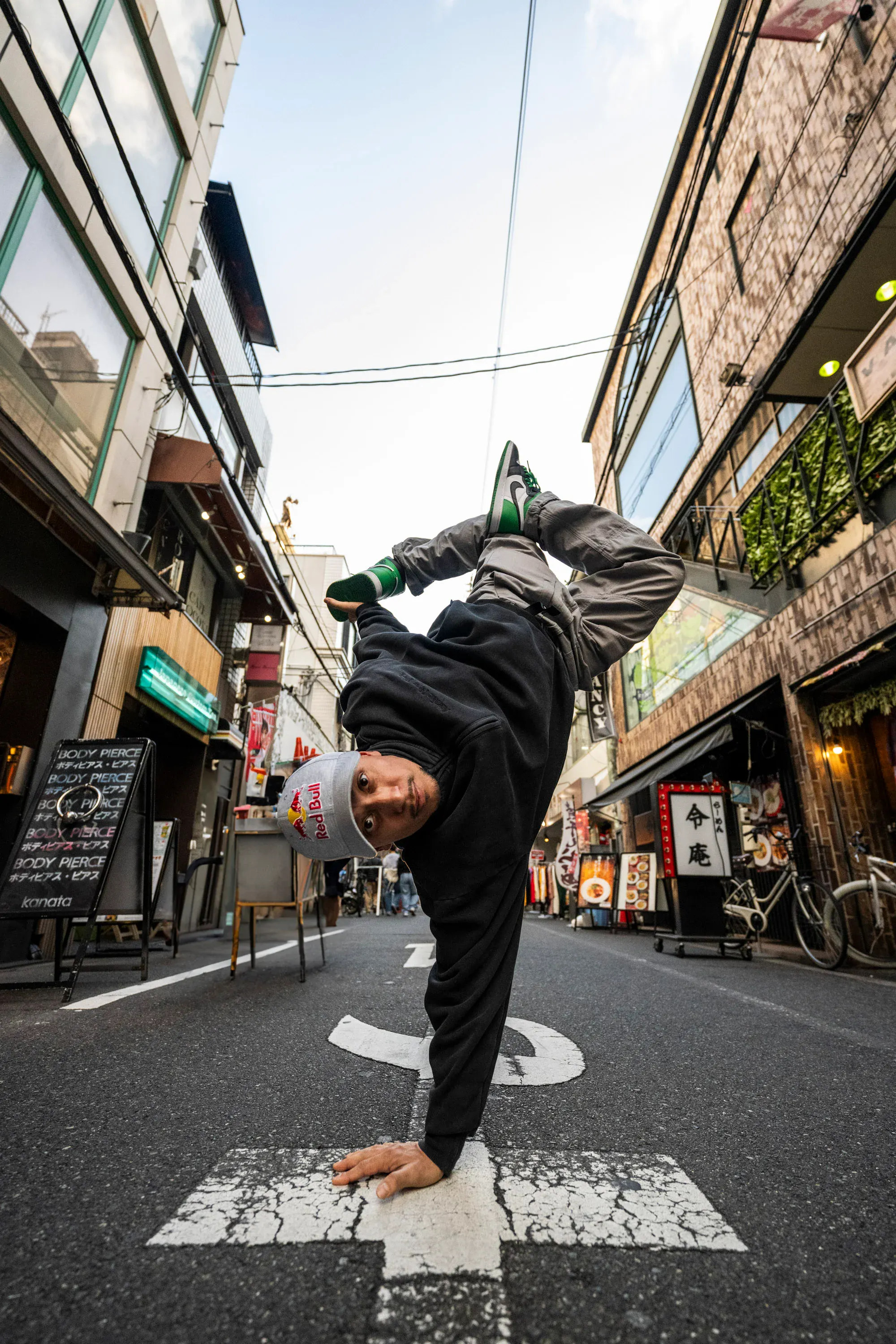 One-hand freeze ruelle Osaka enseignes japonaises, signature