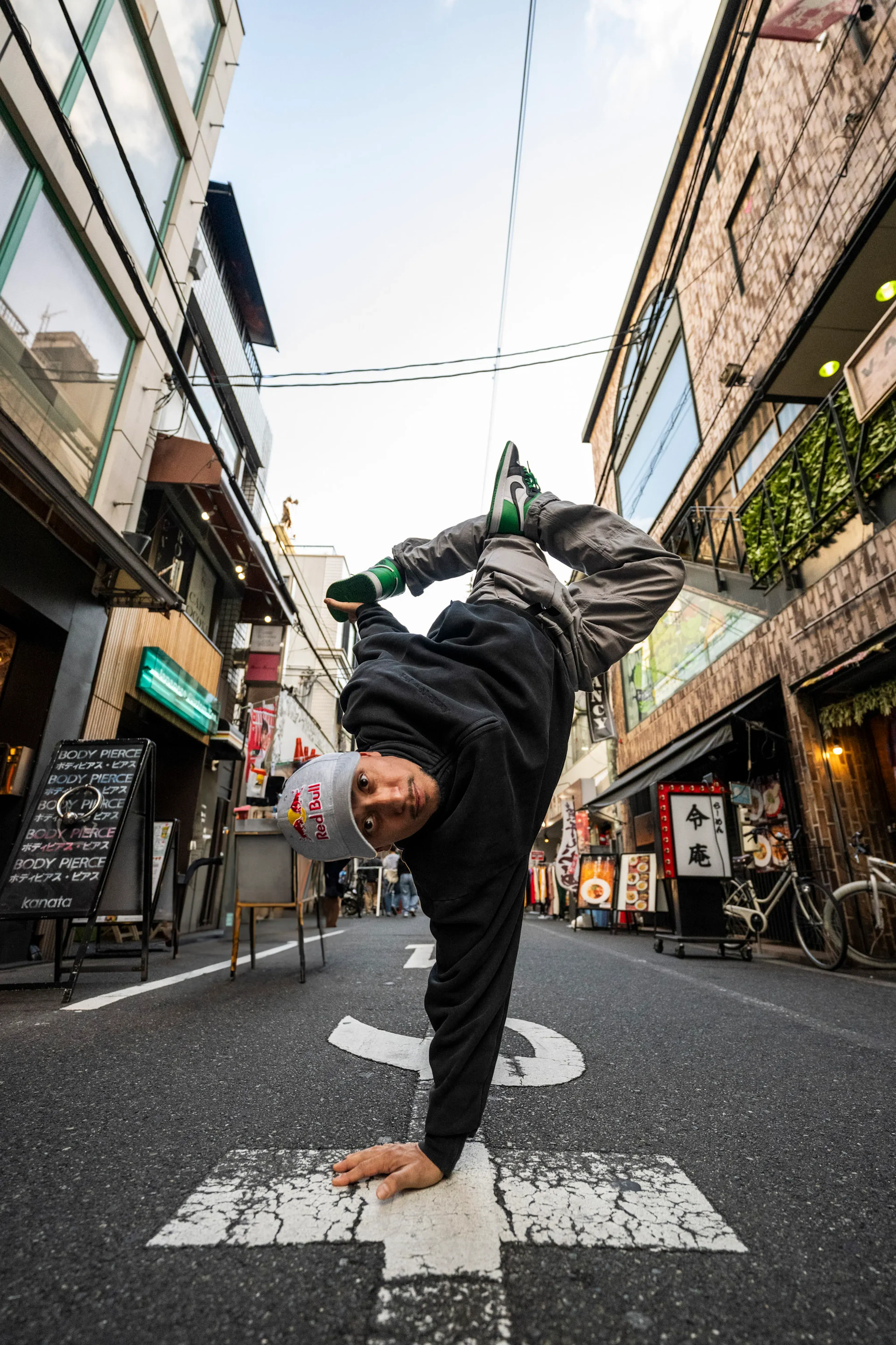 One-hand freeze ruelle Osaka enseignes japonaises, signature