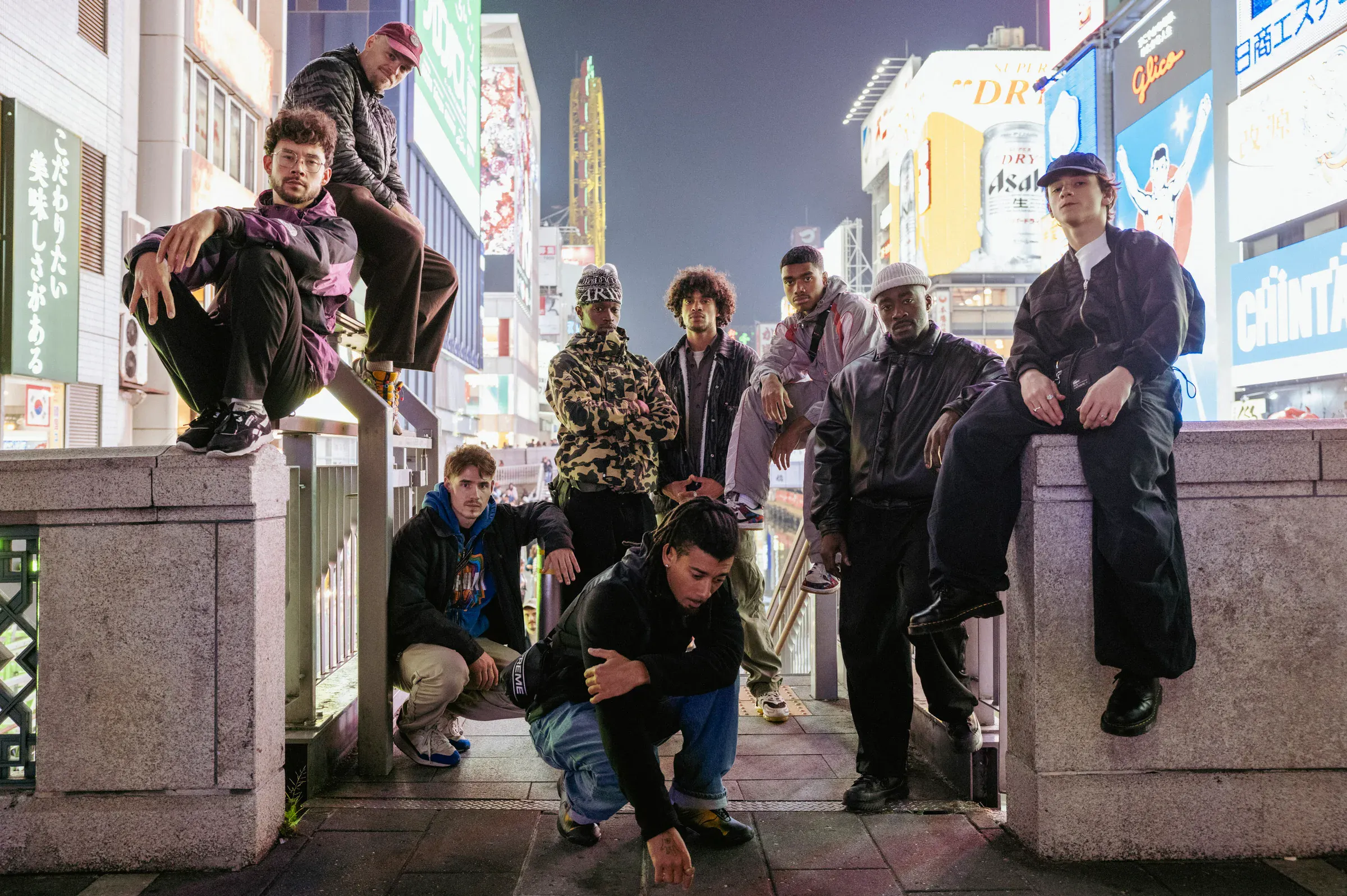 Crew Dotonbori néons nuit, posing iconique Osaka