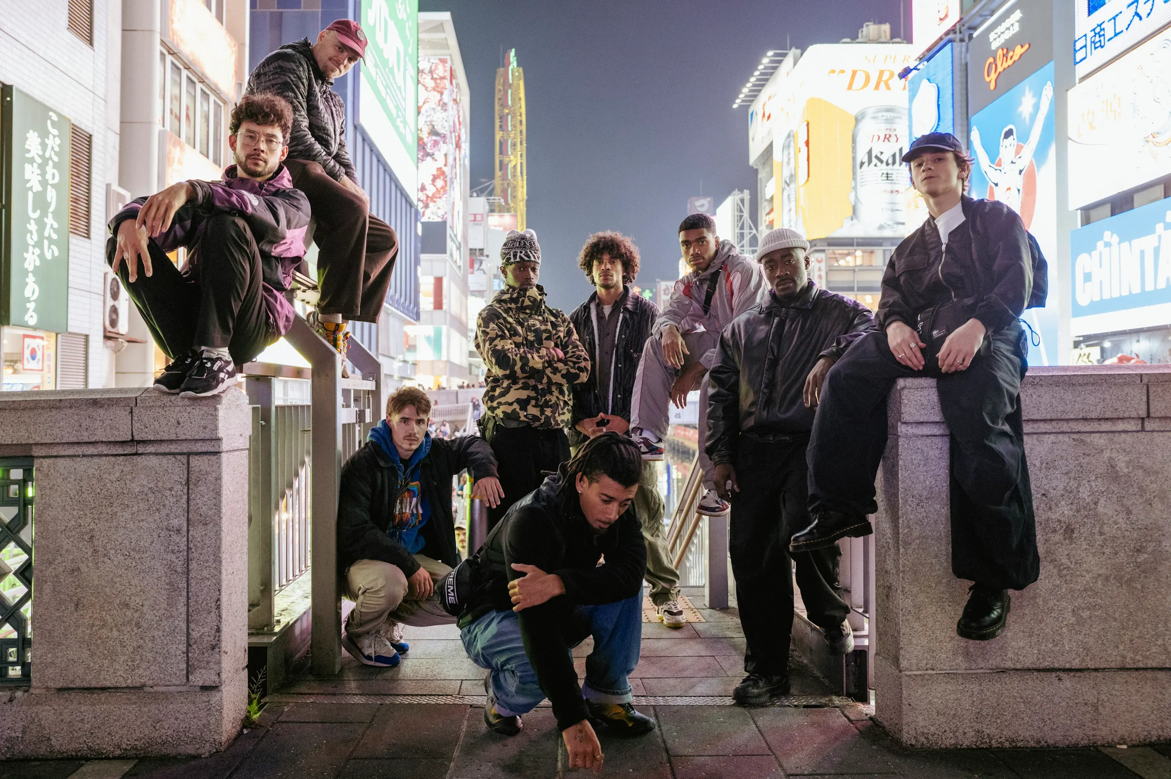 Crew Dotonbori néons nuit, posing iconique Osaka