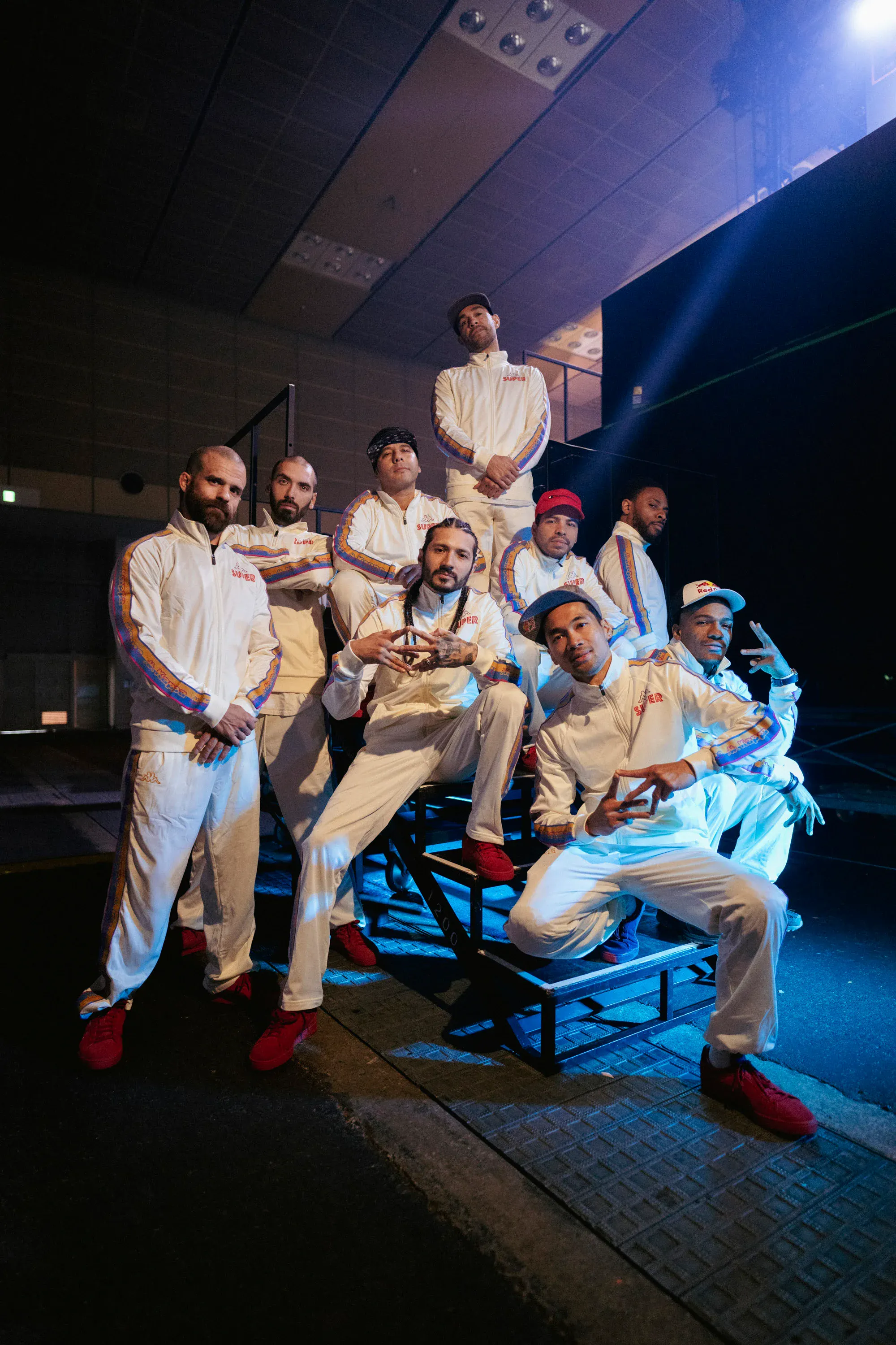 Crew blanc en contre-jour bleu, mise en scène cinématographique