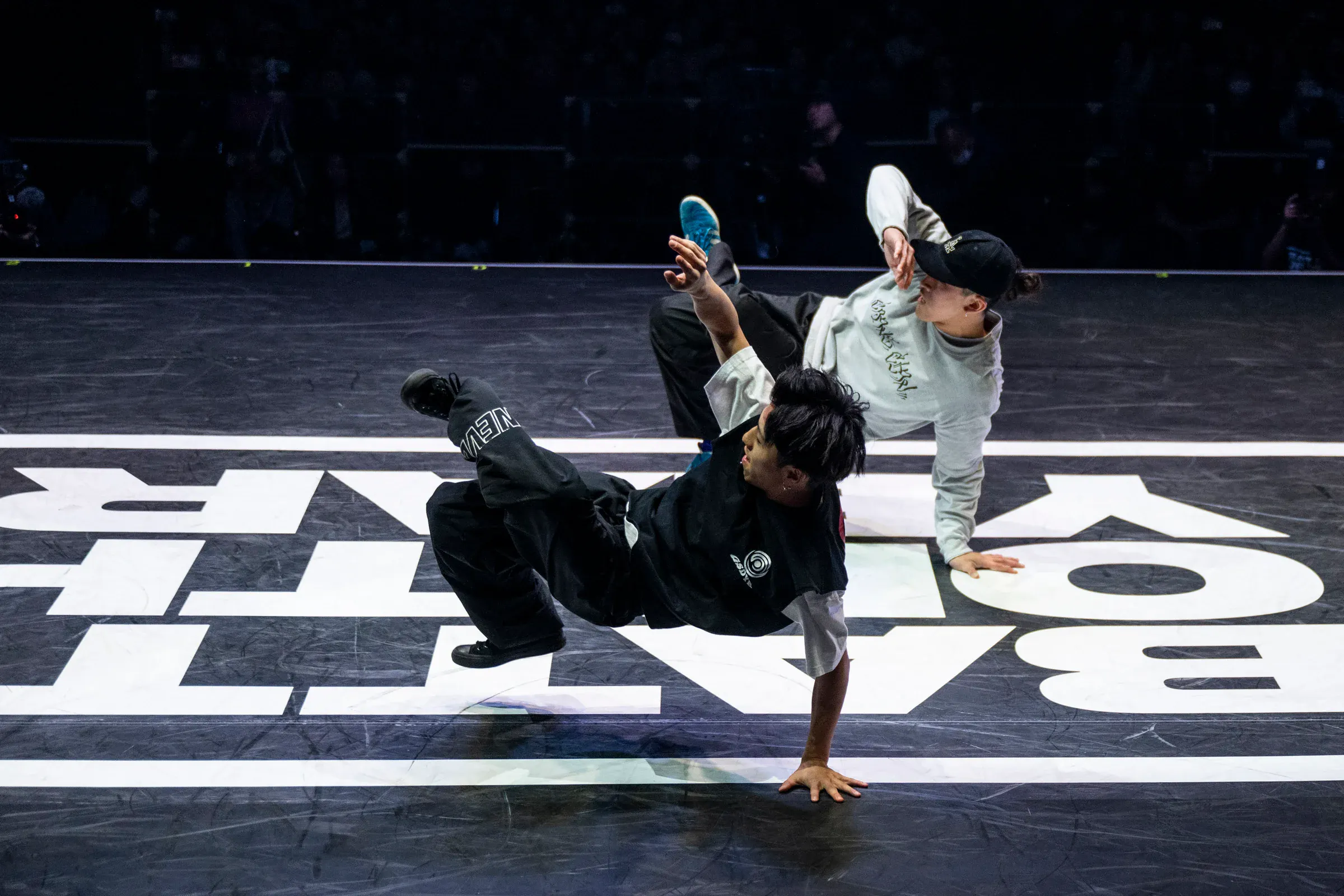 Duo air freeze synchro N&B, image emblématique battle