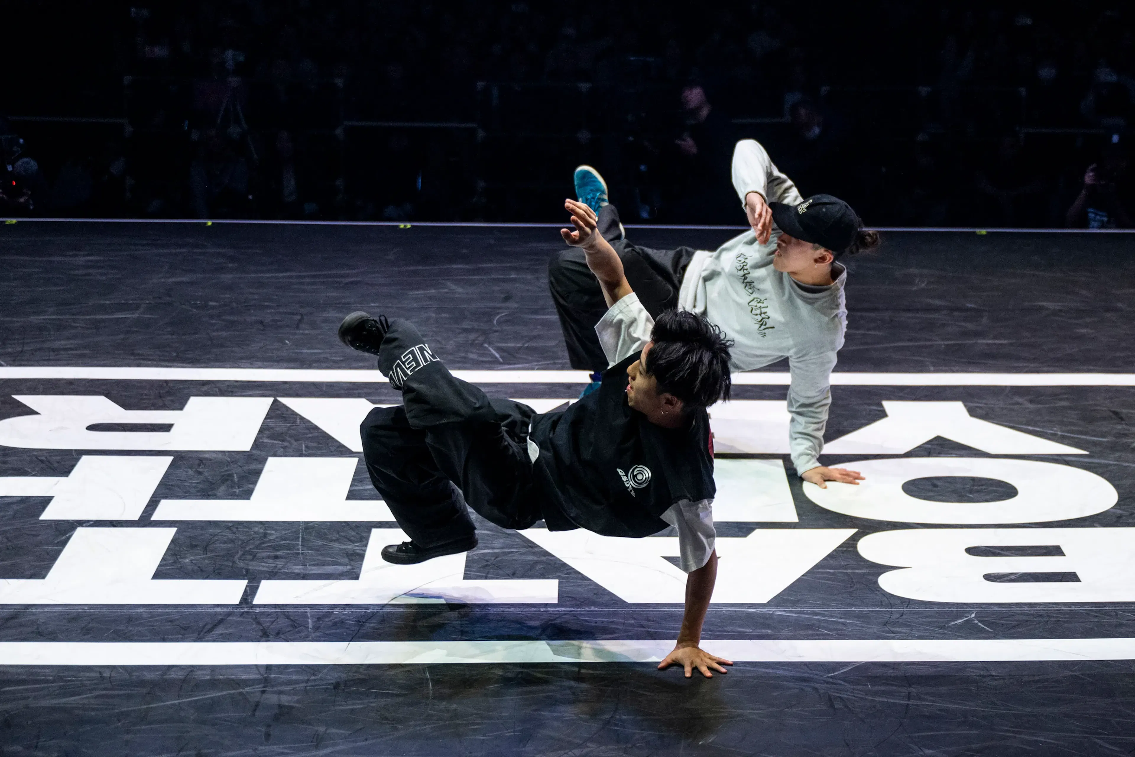 Duo air freeze synchro N&B, image emblématique battle