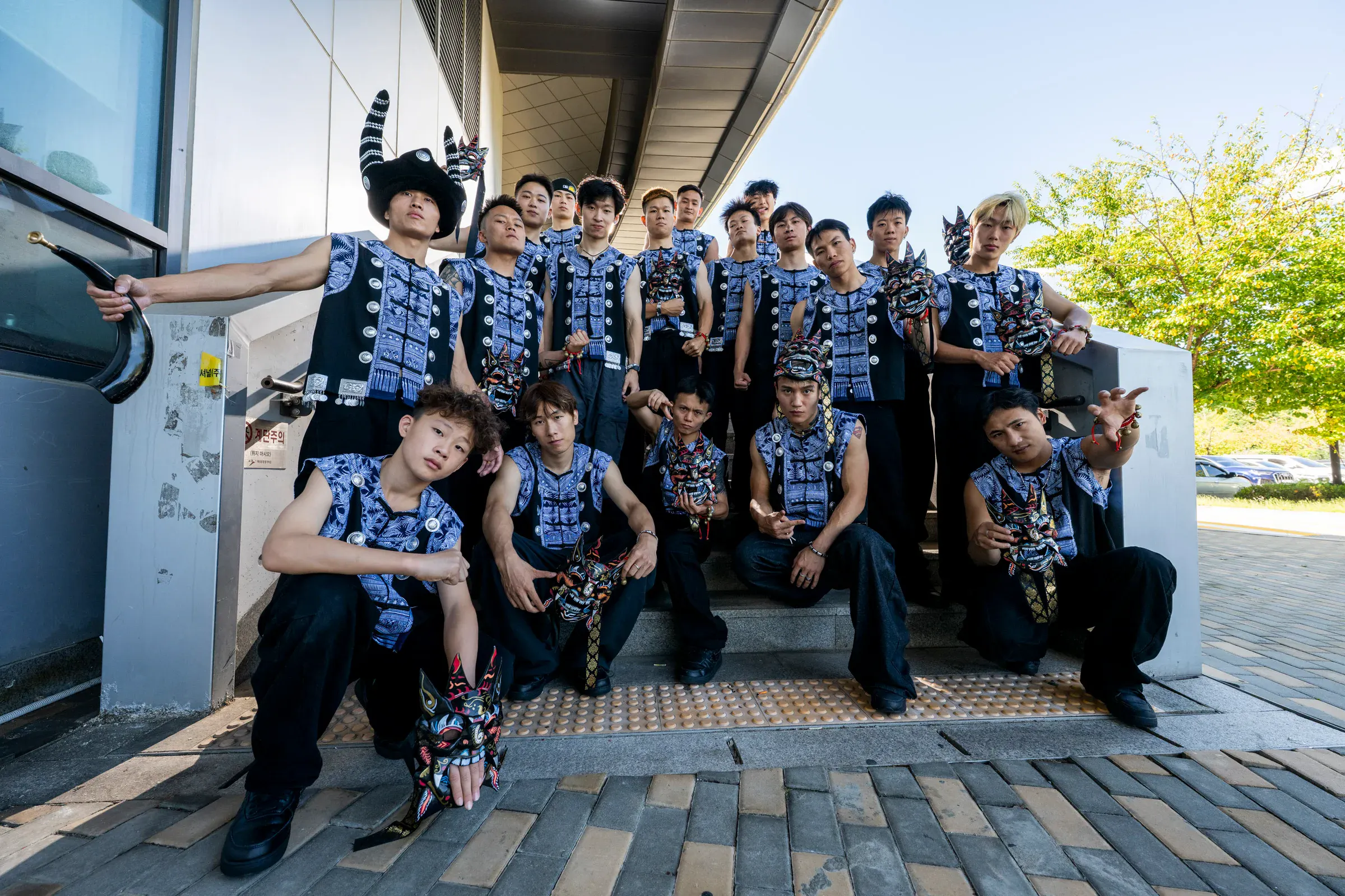 Crew samurai armures bleu/blanc, leader chapeau cowboy noir queues raton laveur, masques tigres tenus, costumes spectaculaires