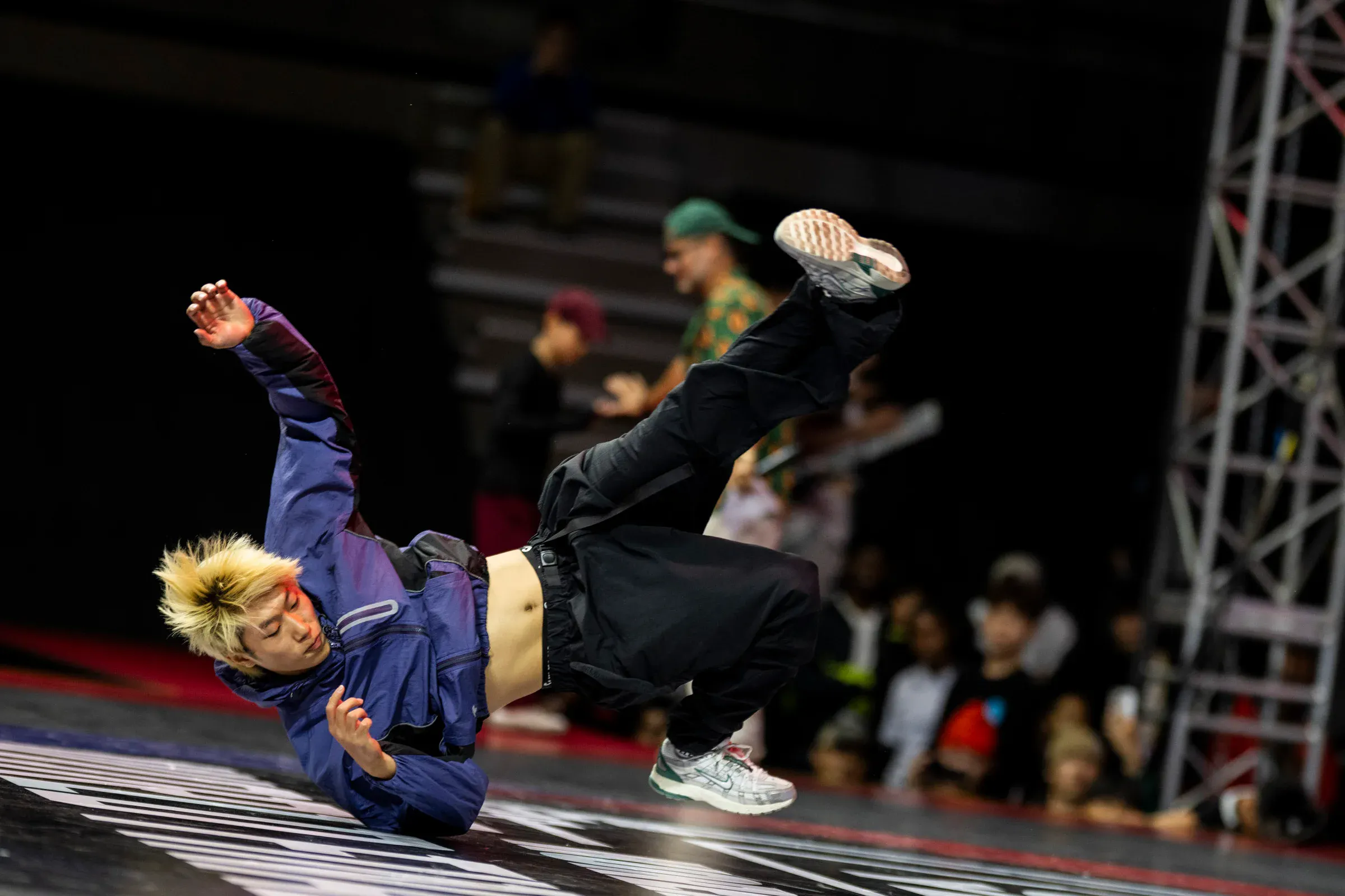 Bboy blond chute contrôlée bras au sol jambe levée Air Max, dramatique
