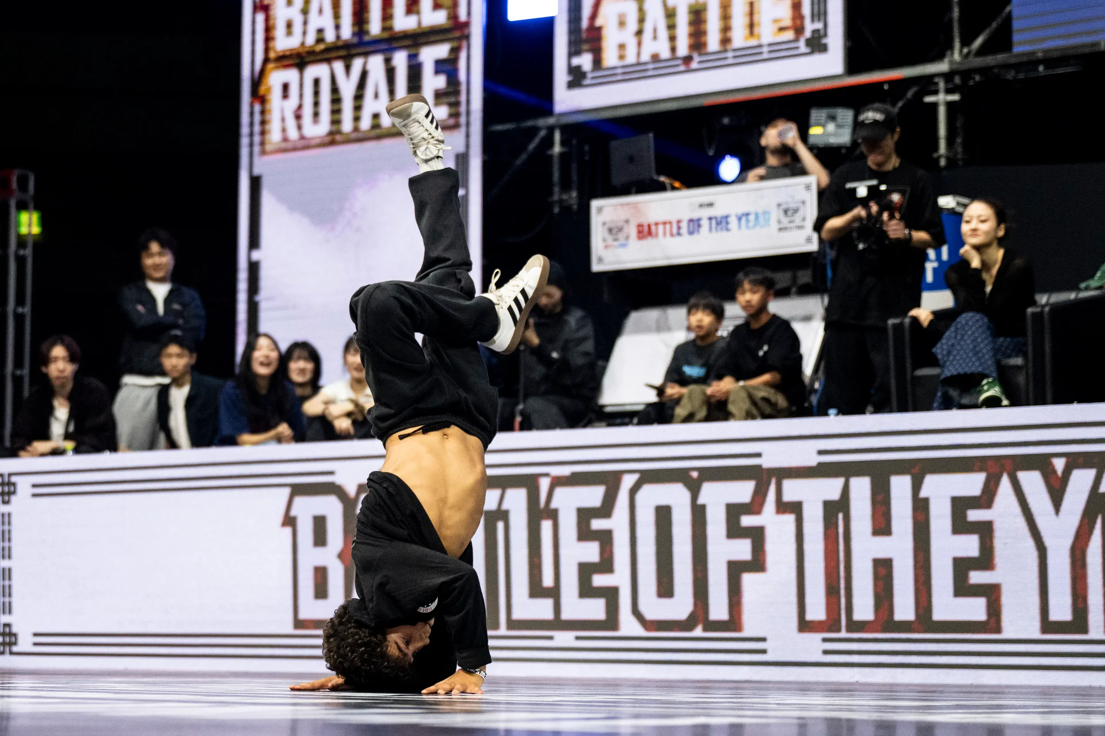 Headspin parfait sur lettrage Battle Of The Year, public assis derrière
