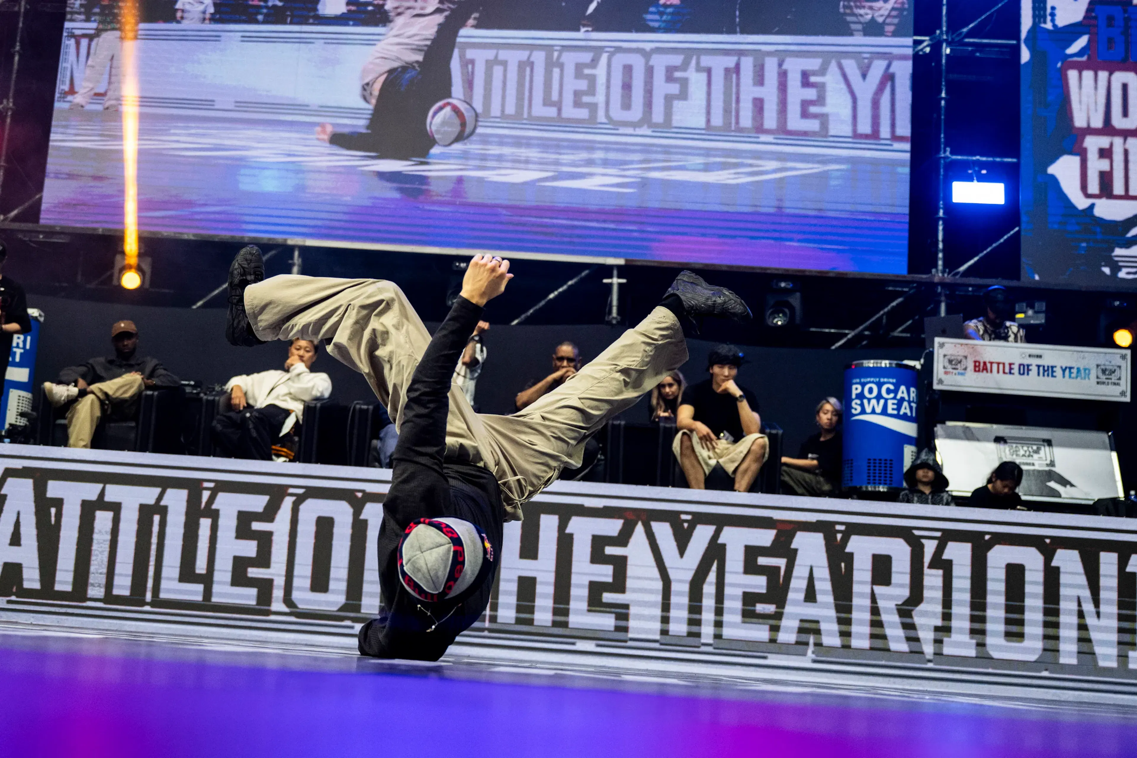 Bgirl Kids Battle Royale gilet vert salto-freeze suspendue au-dessus lettrage
