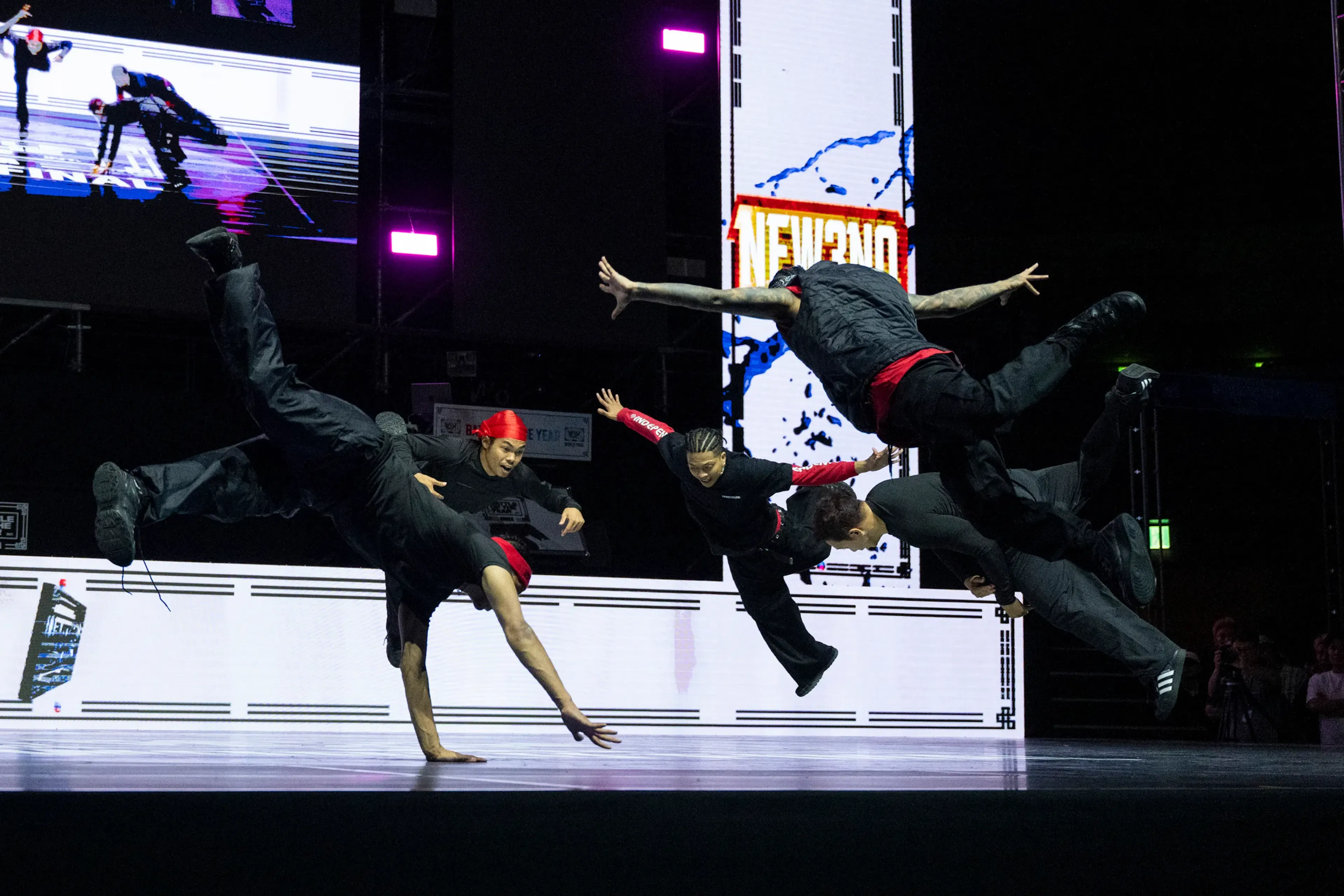 NEW3NO trois bboys en plein air flip simultané spectaculaire, peak action moment