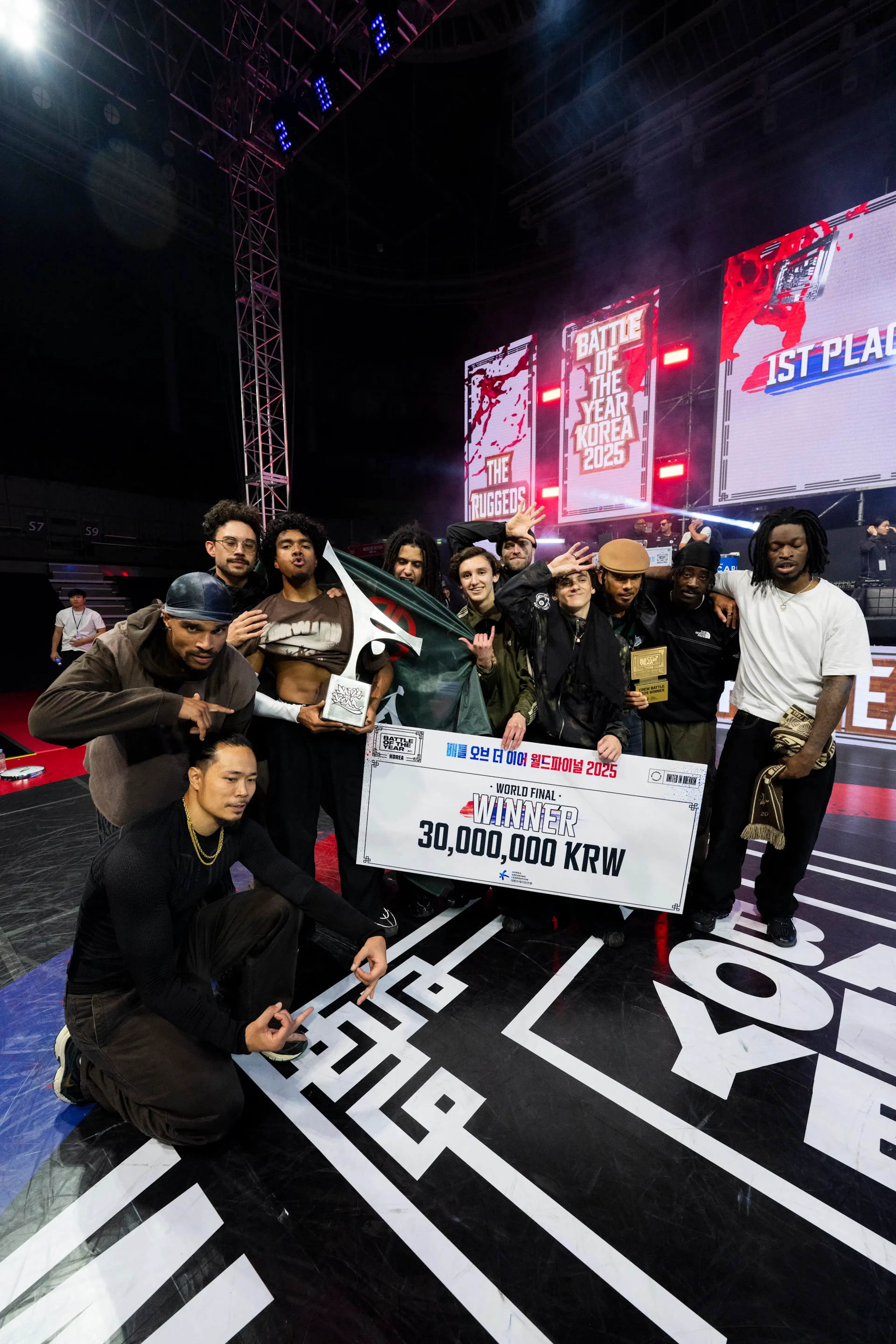 Photo officielle 1ST PLACE crew avec chèque 30M et trophée — record obligatoire