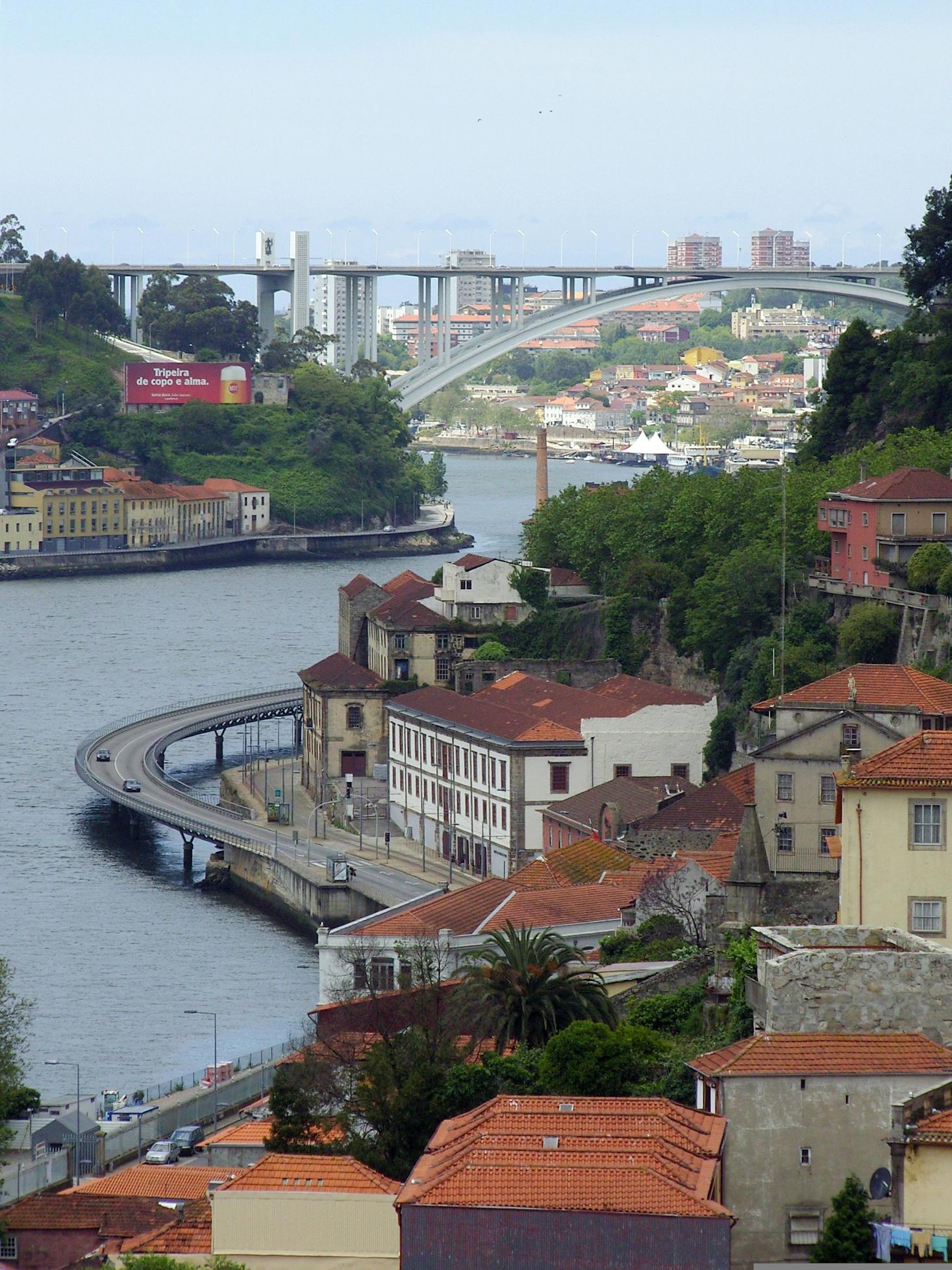 River view in central Porto with nearby luggage storage