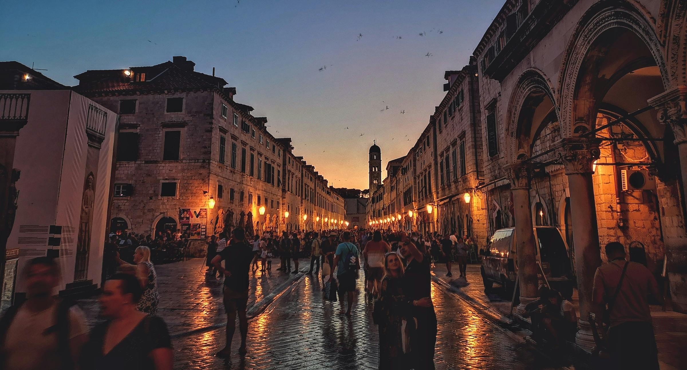 Is it safe to go to Dubrovnik at night?