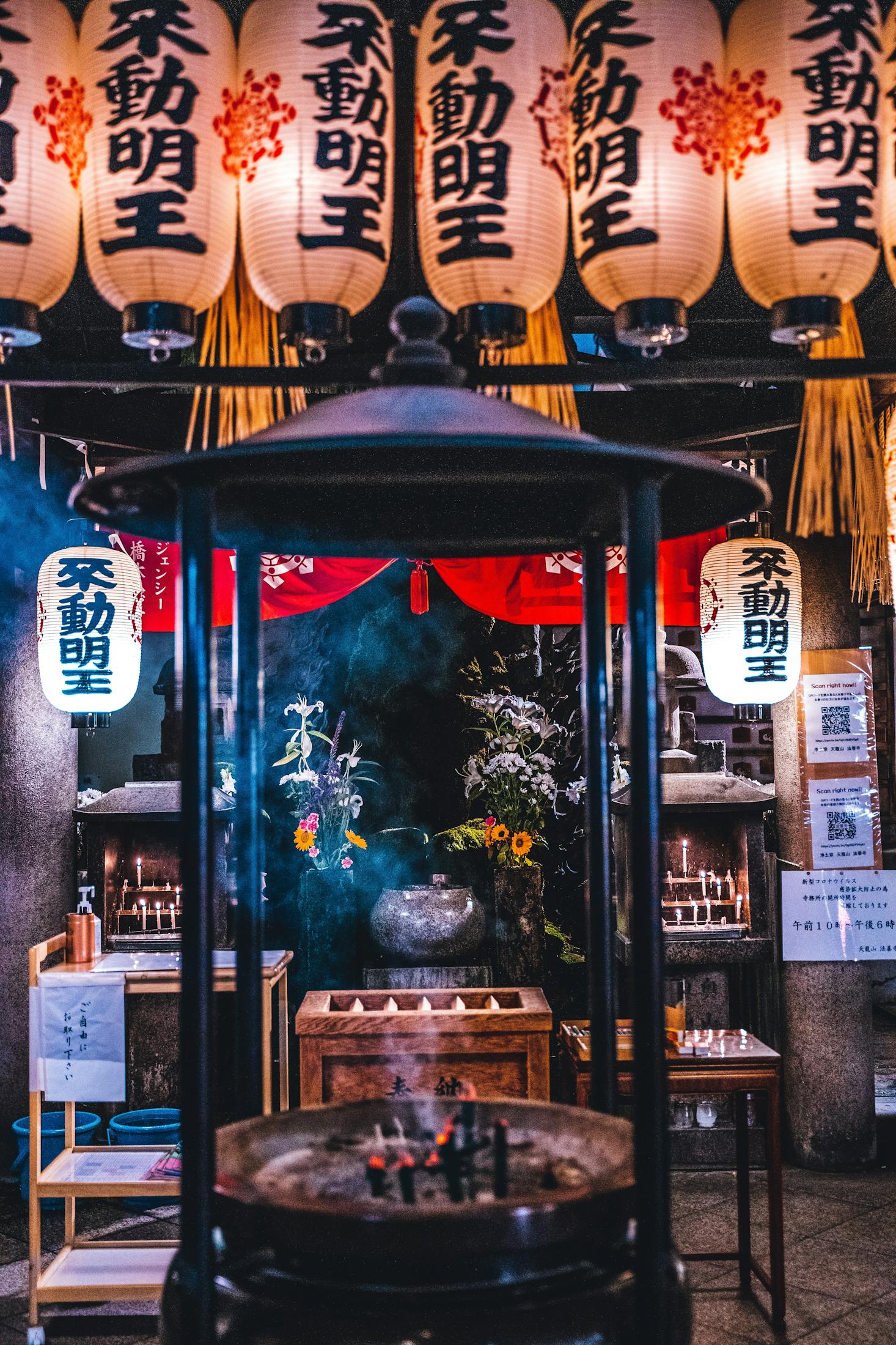 A shop with traditional Japanese decor items in the Namba neighborhood of Osaka