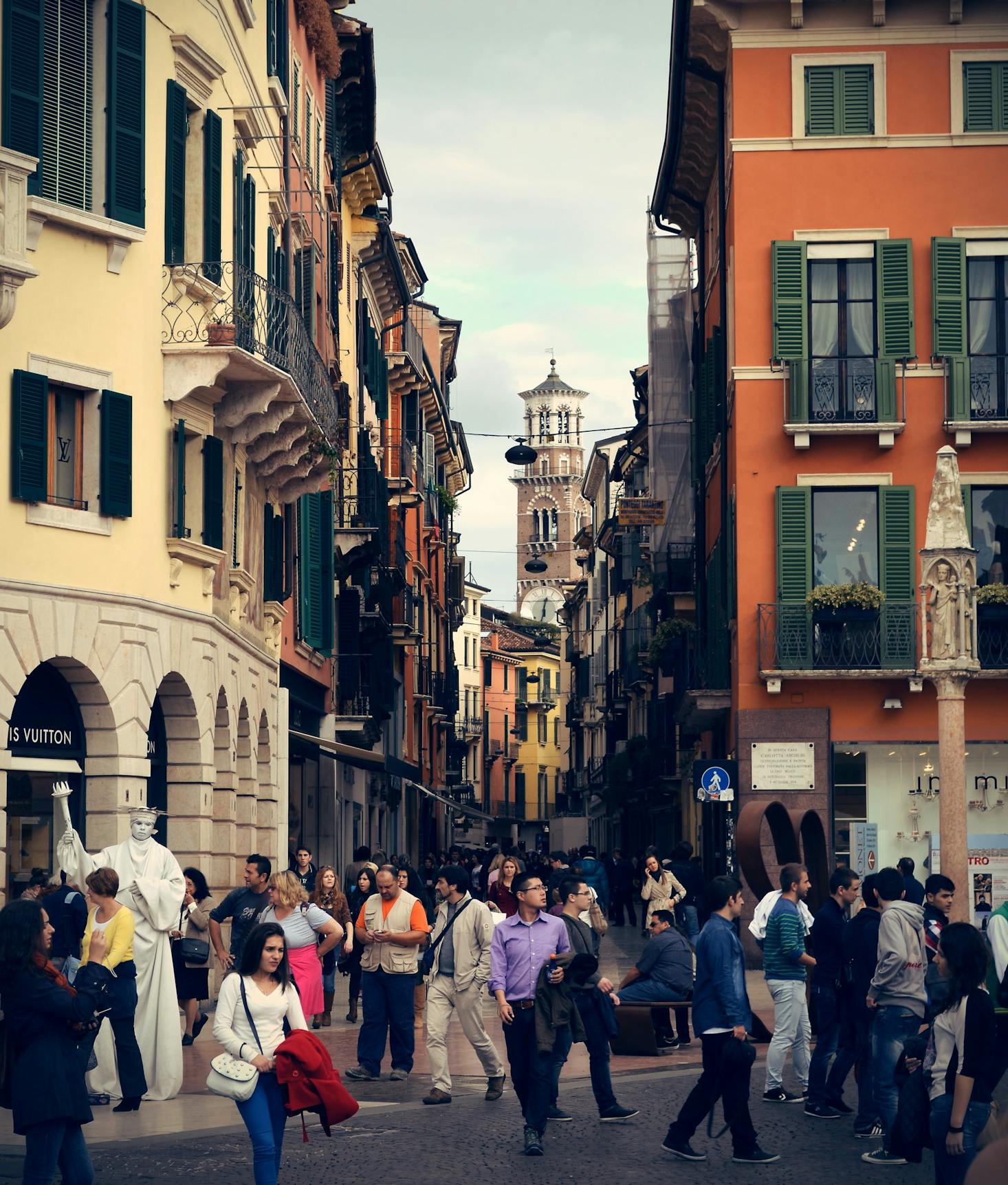 People shopping on Verona's city streets