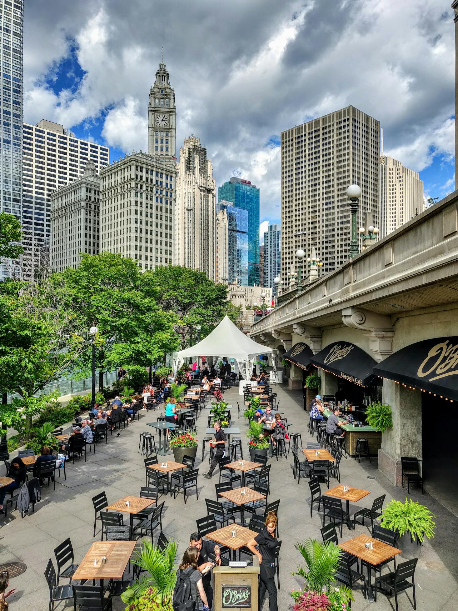 Romantic outdoor dining in Chicago