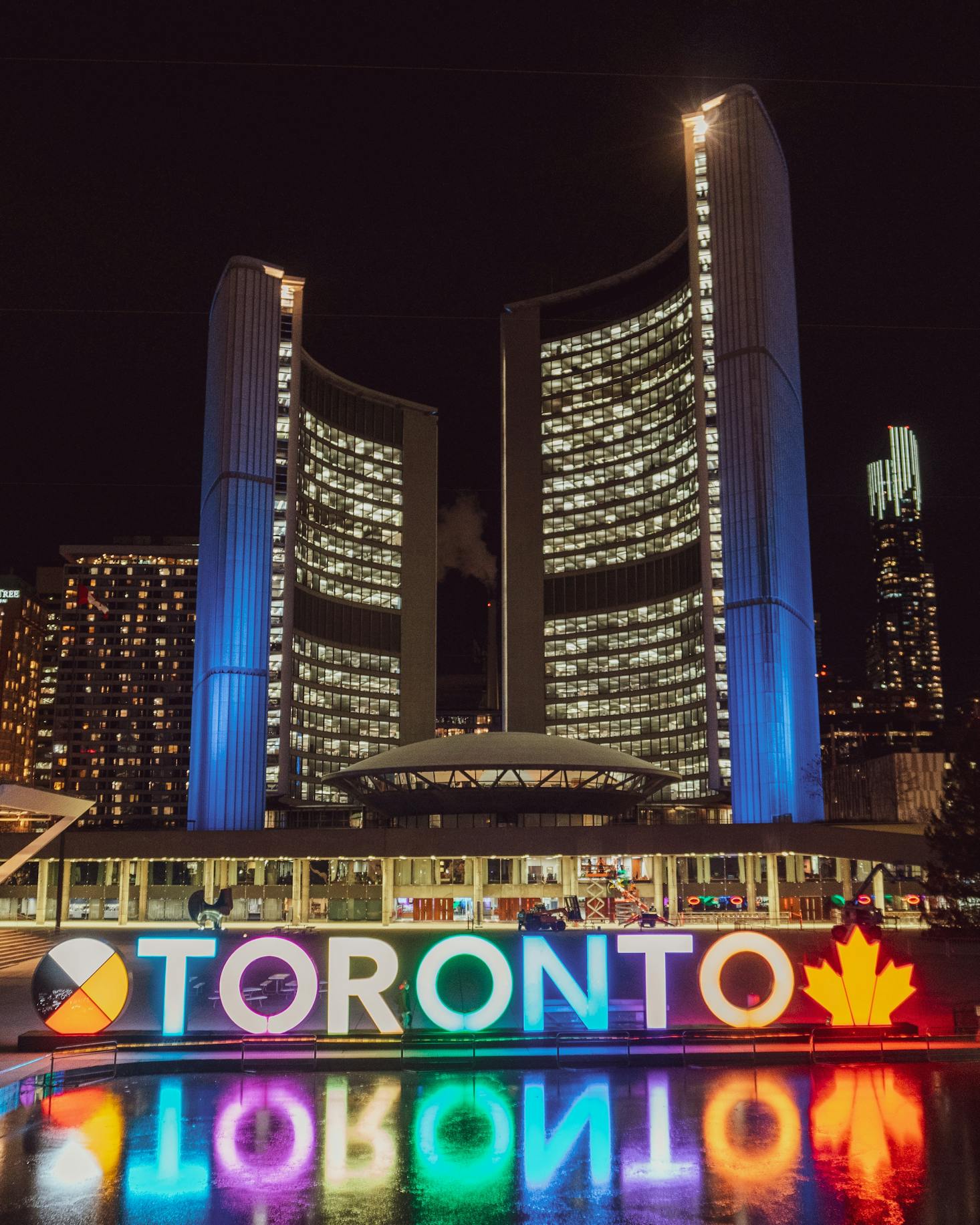 Luggage storage near Nathan Phillips Square in Toronto