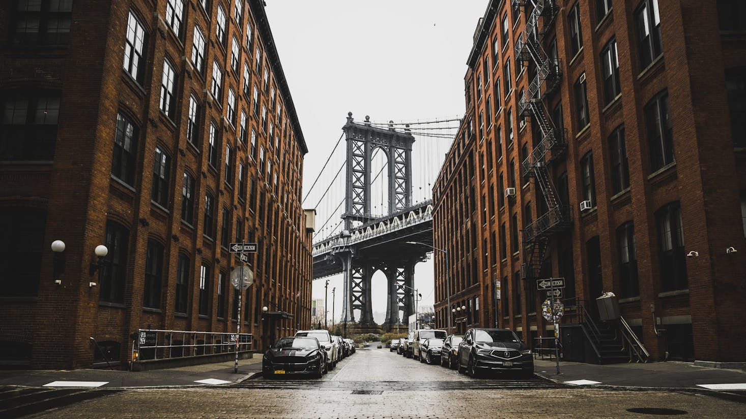 View through 2 buildings of the Brooklyn Bridge with nearby Bounce luggage storage