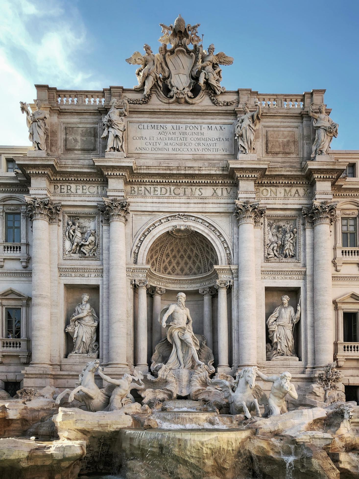 Luggage storage near the Trevi Fountain in Rome