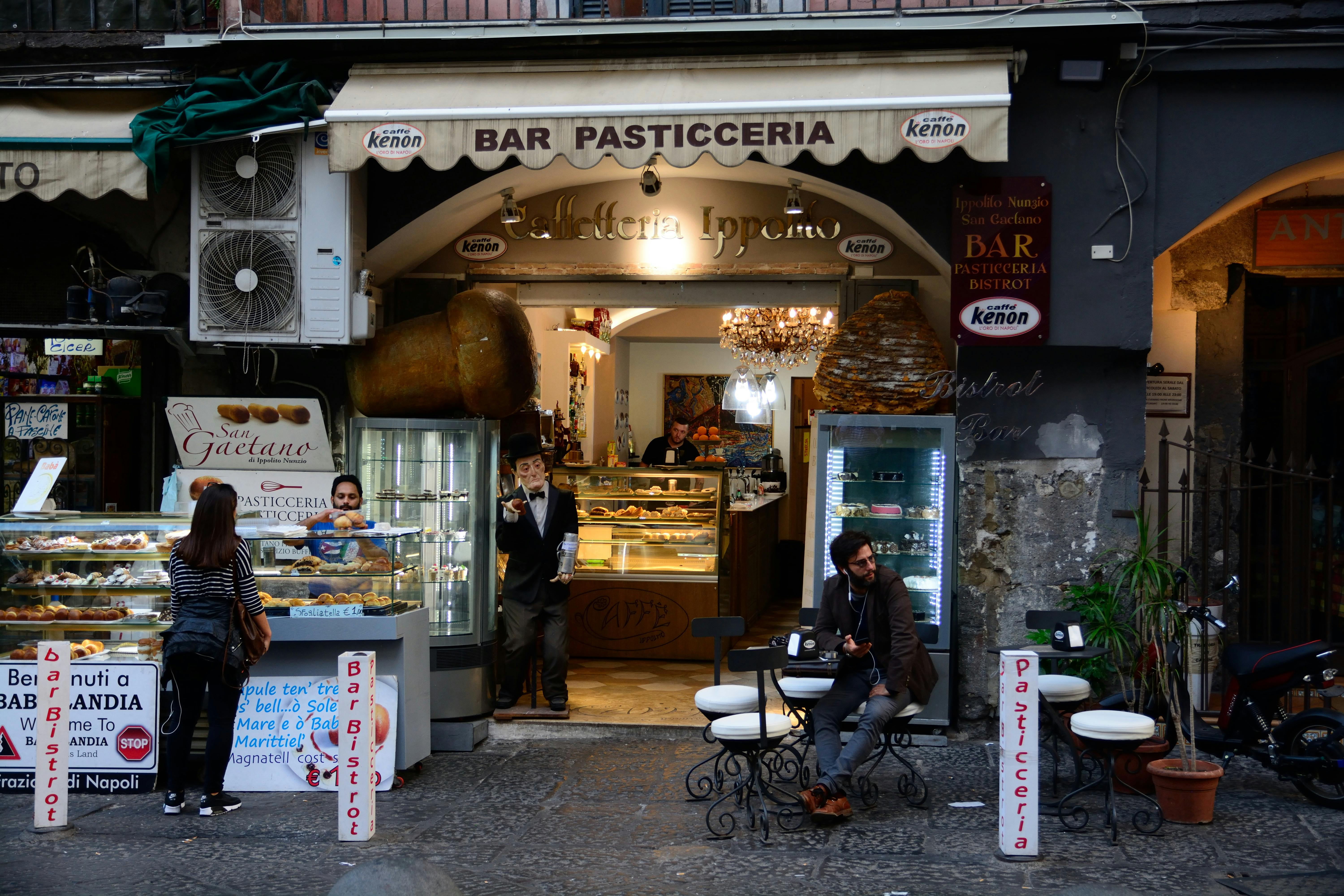 Cheap places to eat in Naples