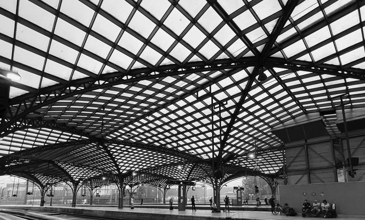 Sicht auf die Dachstruktur im Kölner Hauptbahnhof