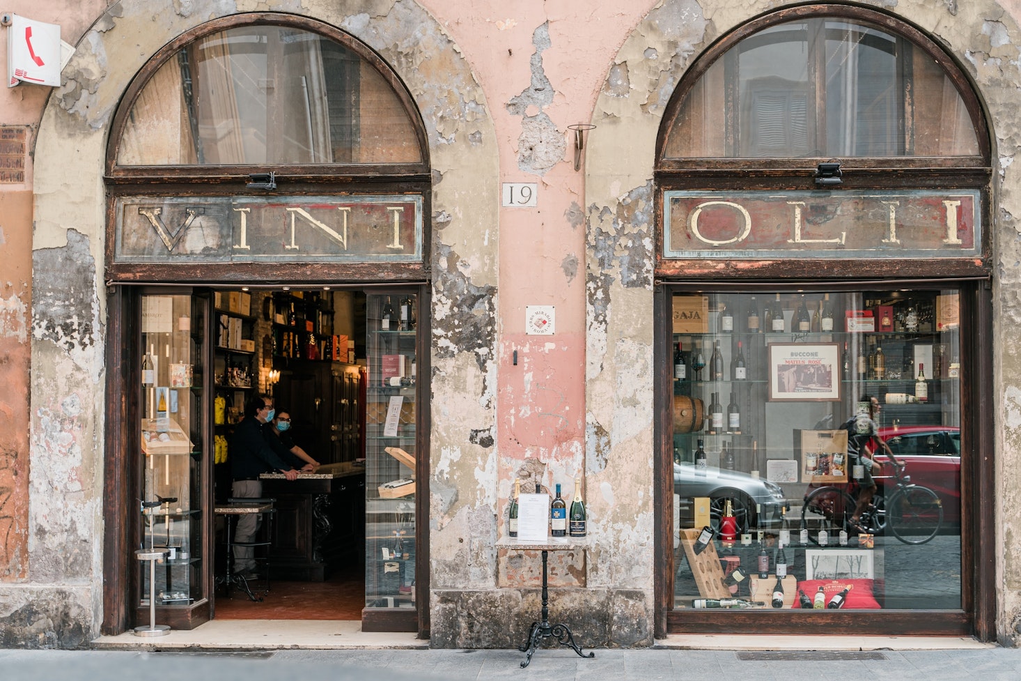 Wine shop VINI OLII in Rome with rustic facade and arched windows