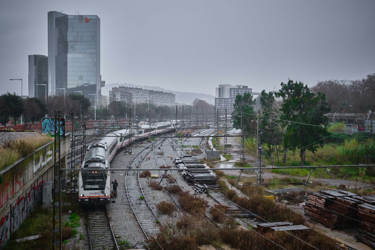 Stazione ferroviaria di Barcellona in una giornata di pioggia.