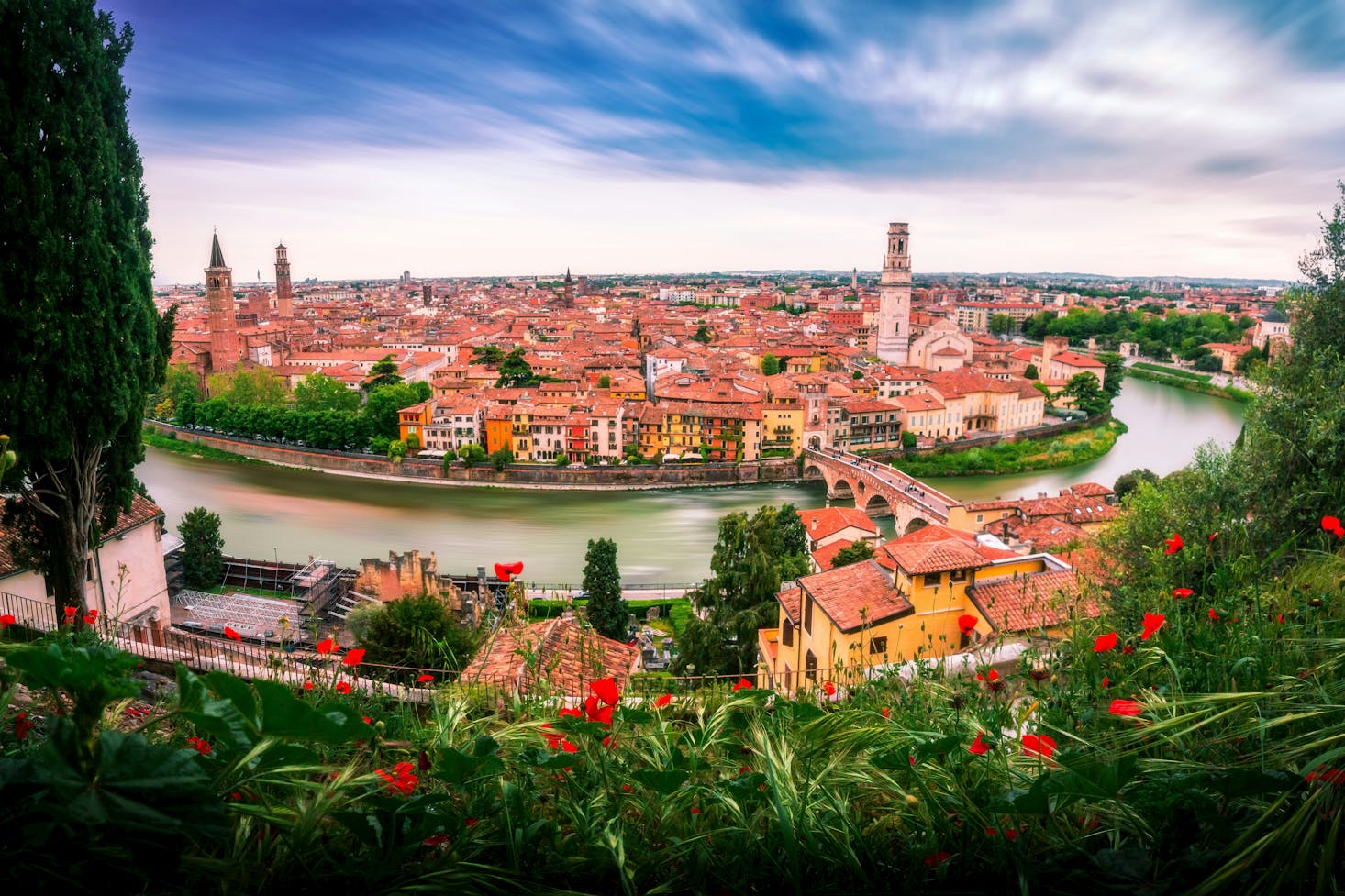 Bellissima e coloratissima città di Verona vista da lontano.