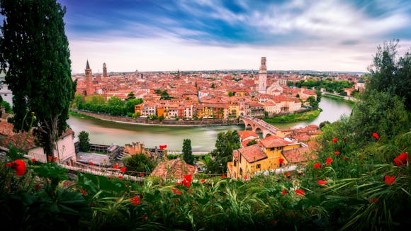 Bellissima e coloratissima città di Verona vista da lontano.