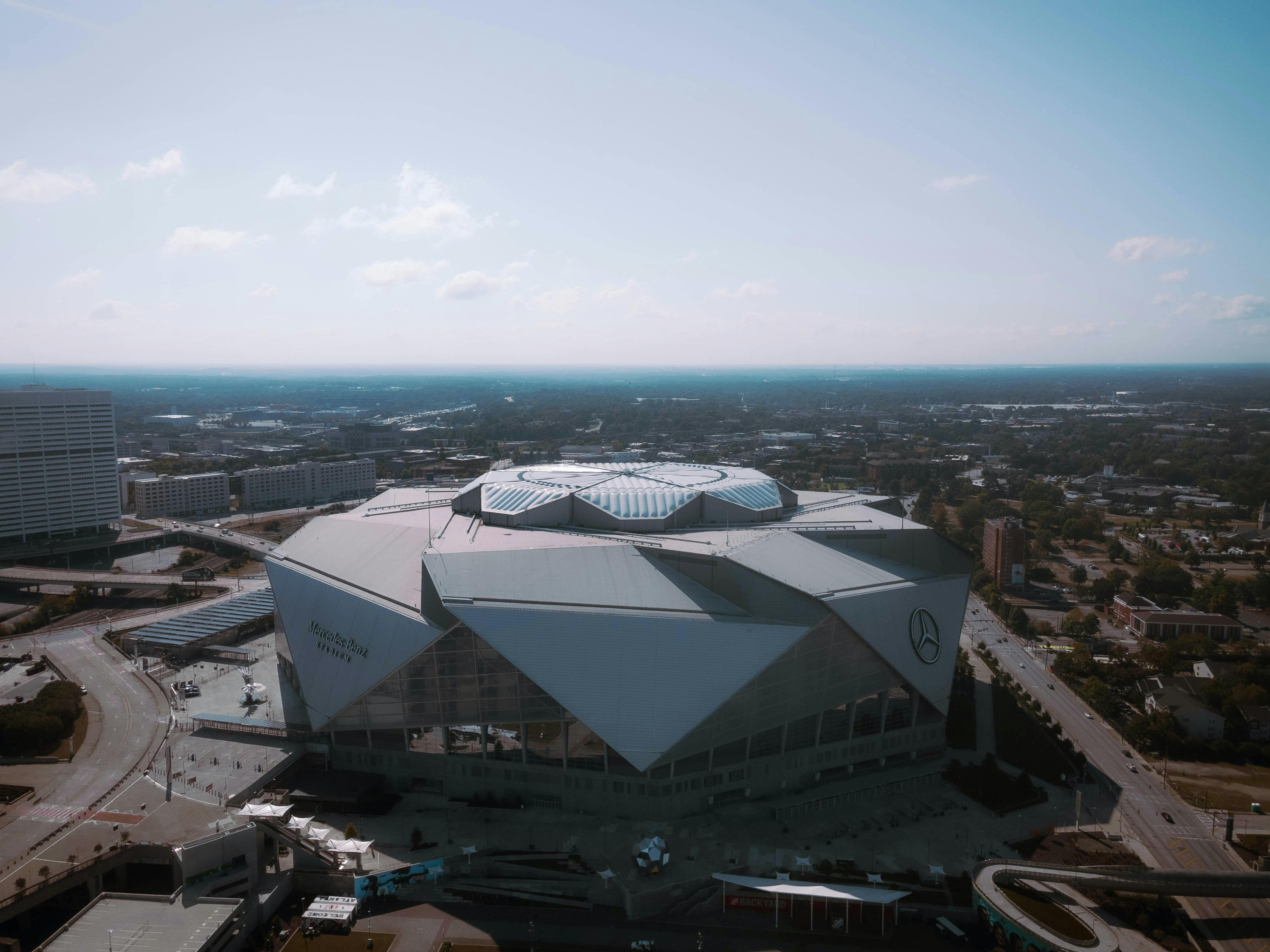 Design: Mercedes-Benz Stadium –