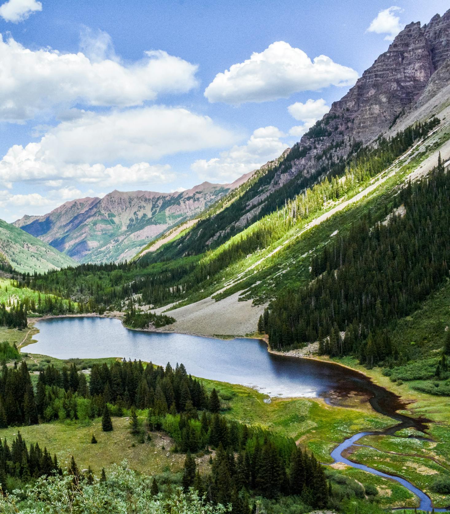 A lake surrounded by mountains in Aspen in the summer