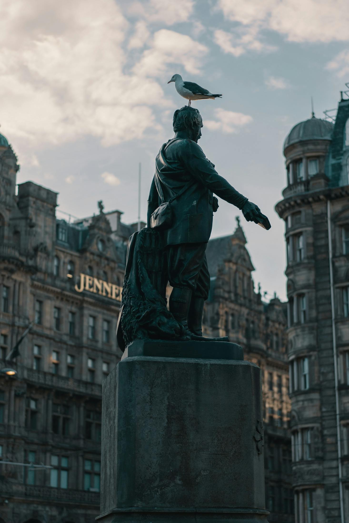 statue in edinburgh