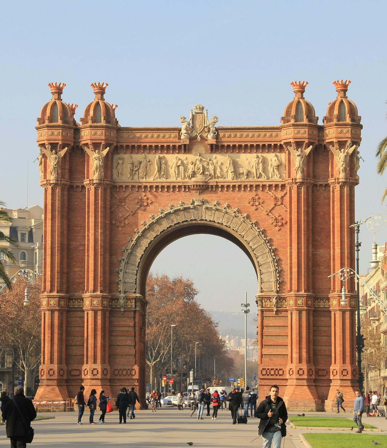 Luggage storage near the Arc de Triomf in Barcelona