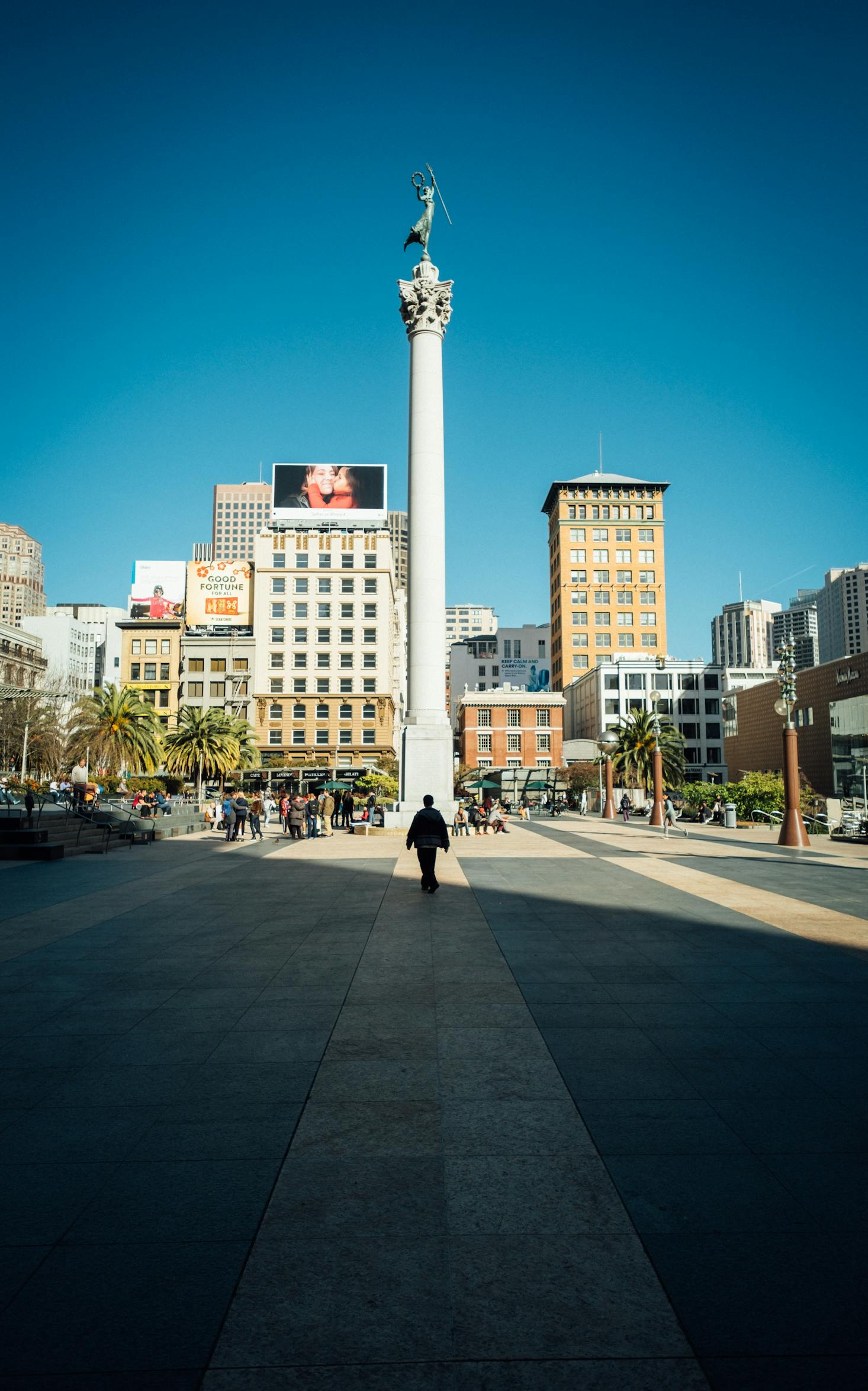 Union Square in San Francisco with palm trees and a central white pillar