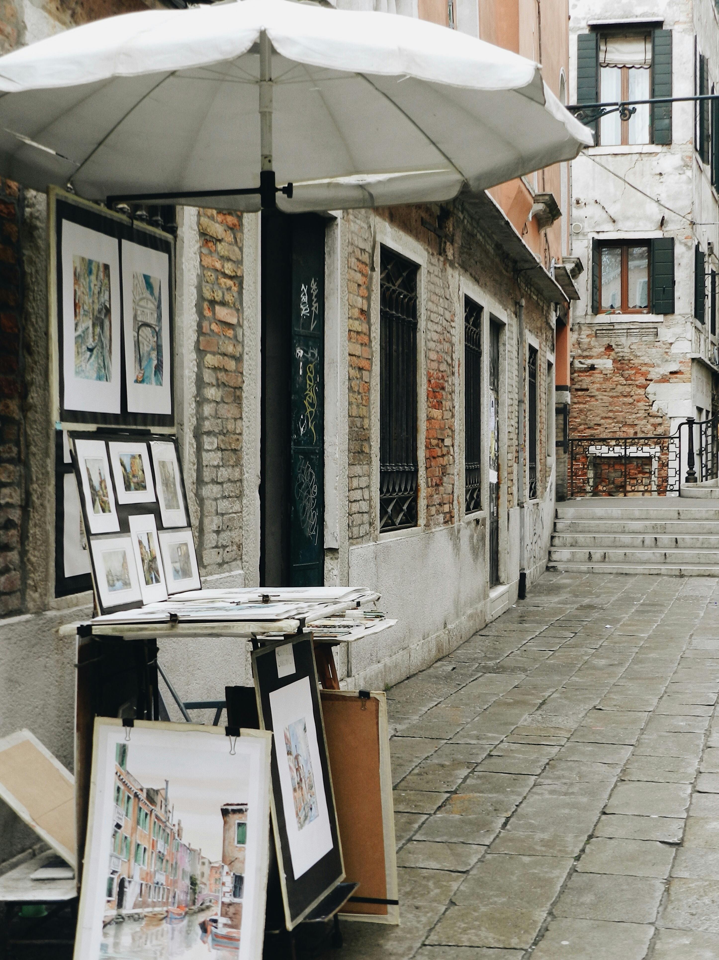 Street art vendor in Venice